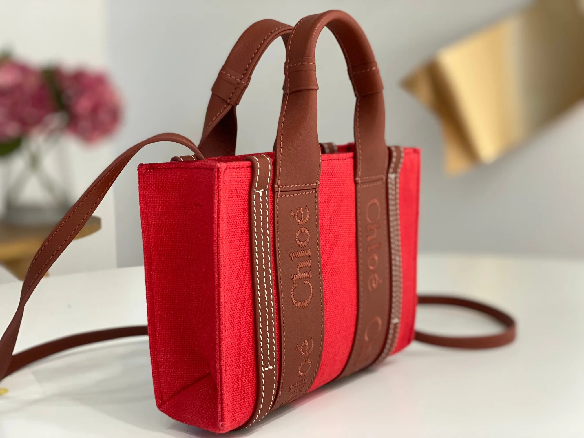 Новинка весны 2023 года от Chloe - сумка-тоут Woody - льняная кожа, ярко-красный и коричневый цвета - мини-версия