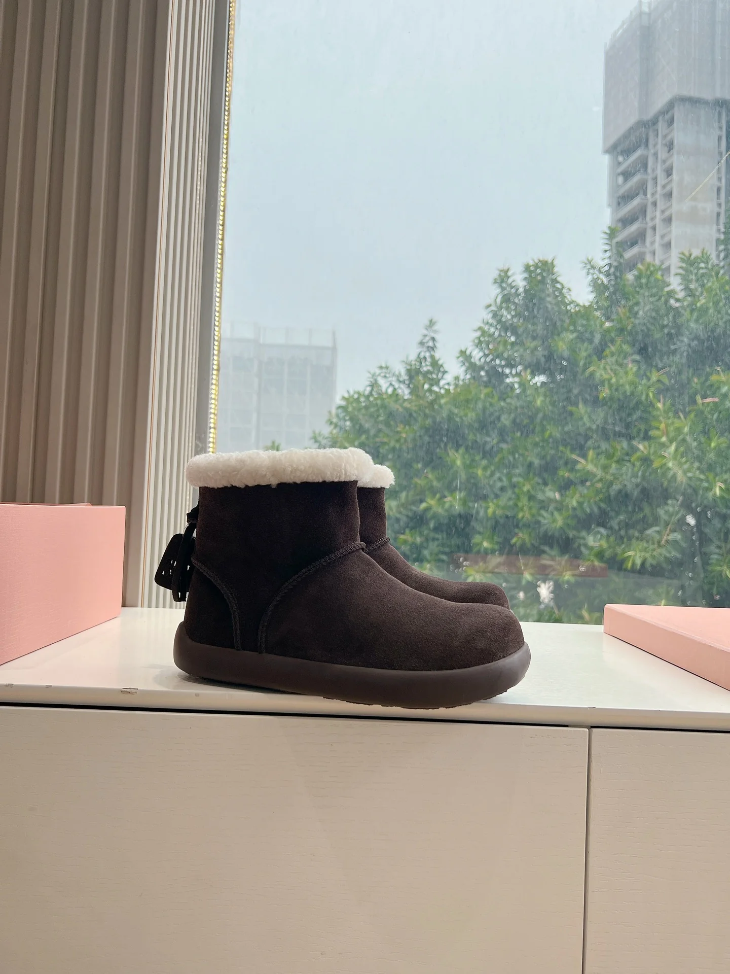 Снежные сапоги Miu Miu 2024 — темно-коричневые