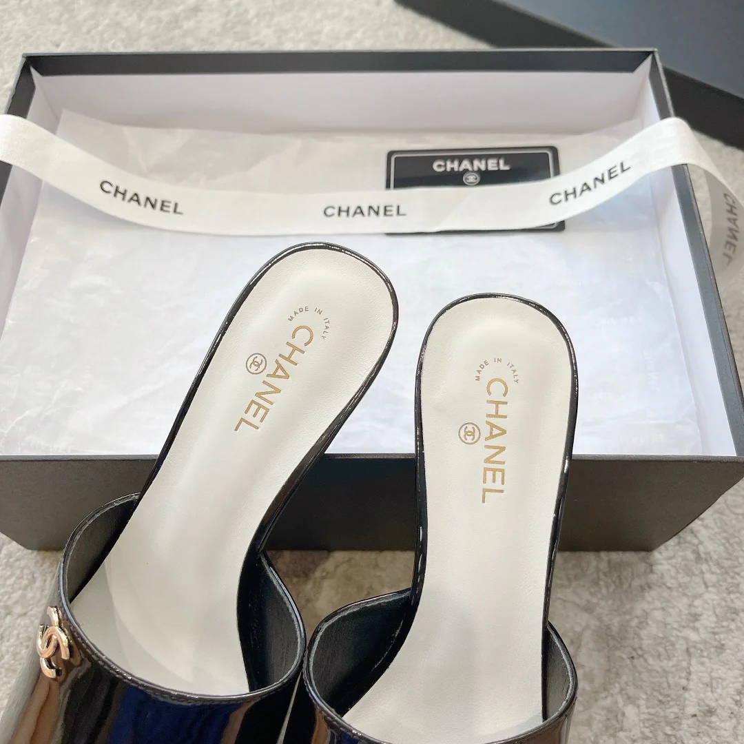 Новинка сезона весна/лето 2023 от Chanel - Босоножки на среднем каблуке с жемчужным верхом - Черные