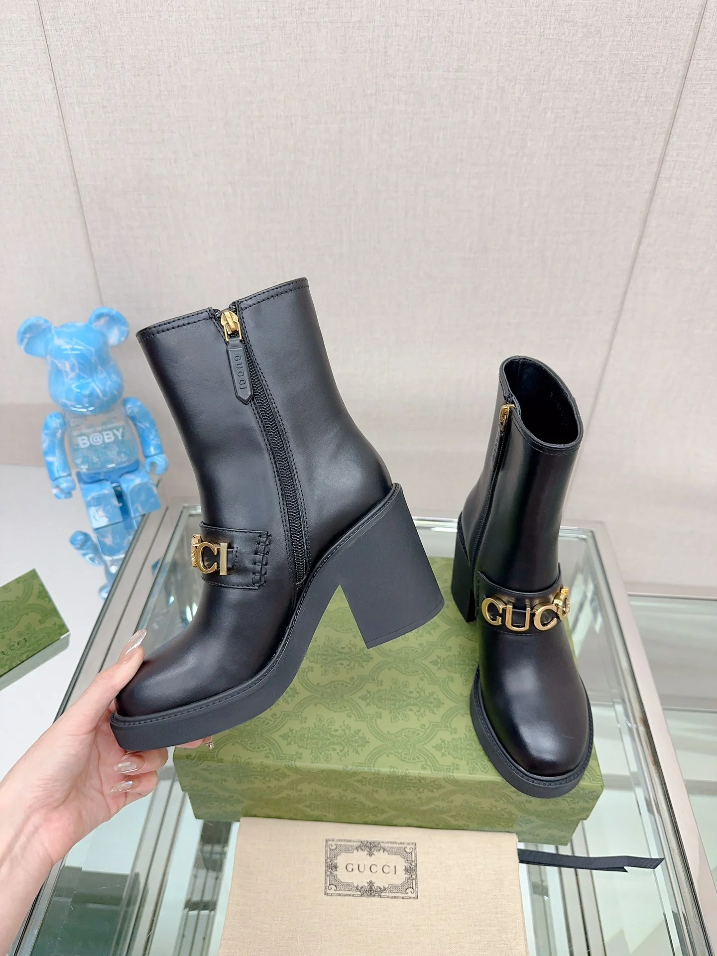 Новинка 2023 года от Gucci - Ботильоны на массивном каблуке с буквенным принтом - Матовый черный