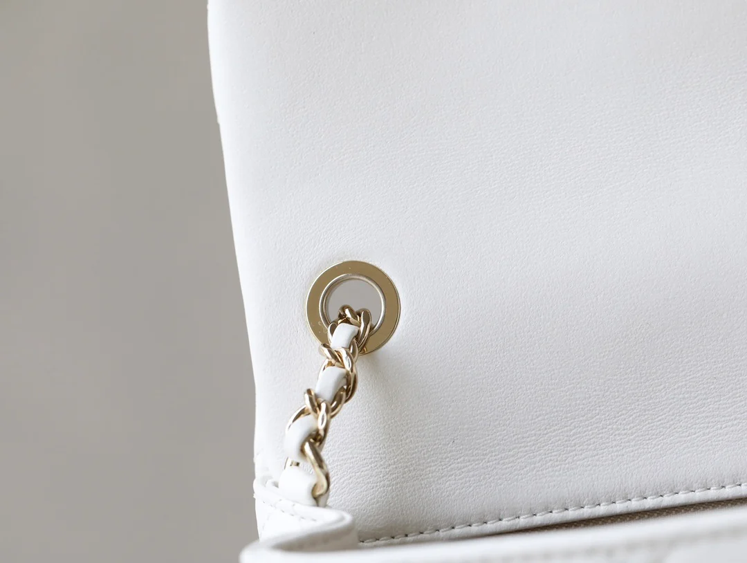 Новые поступления коллекции Chanel весна/лето 2023 - Футбольная коллекция - Сумка CF - Белая