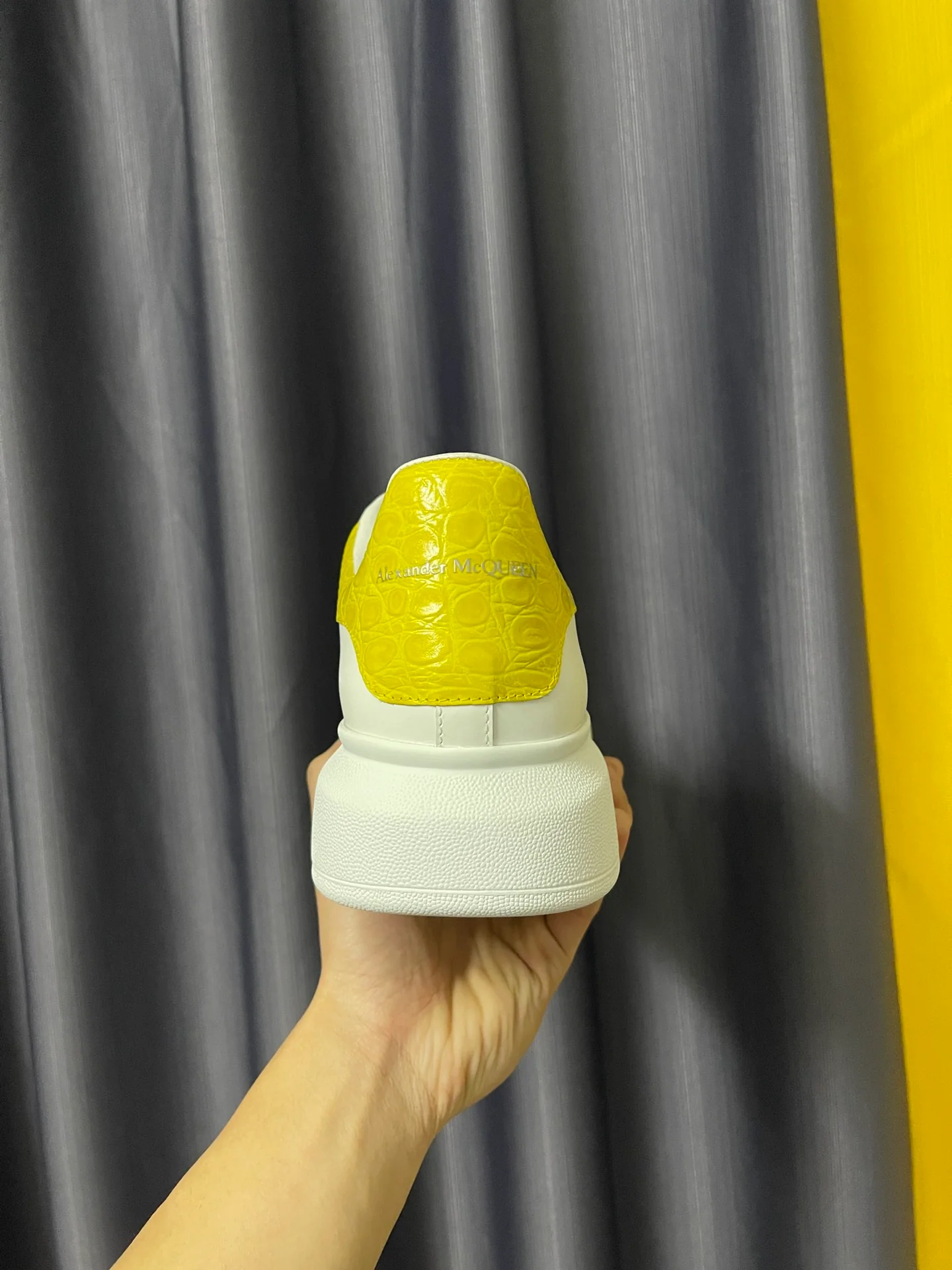 Классические белые кроссовки McQueen - унисекс - каблук из желтой крокодиловой кожи - Премиум-издание
