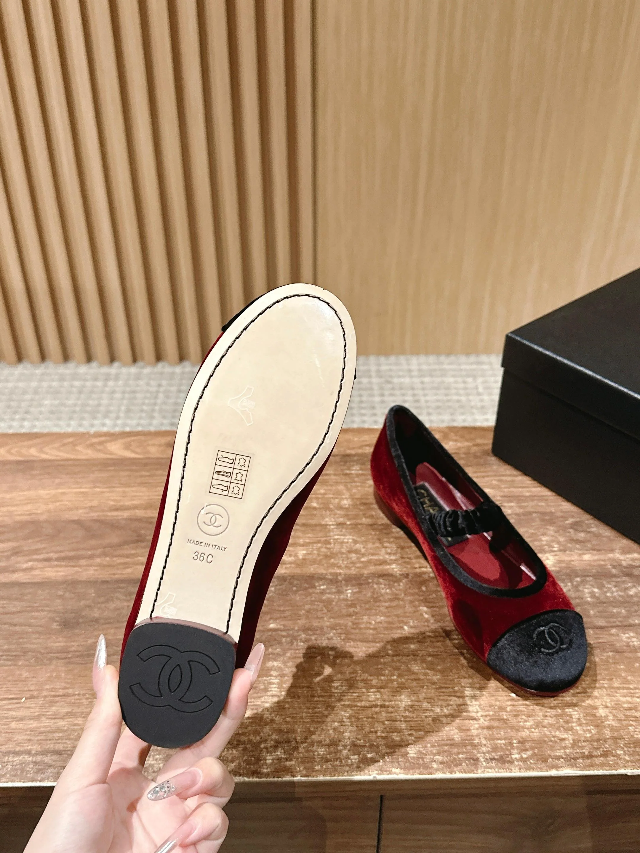 Новинка сезона весна/лето 2025 от Chanel - туфли Мэри Джейн из красной замши.