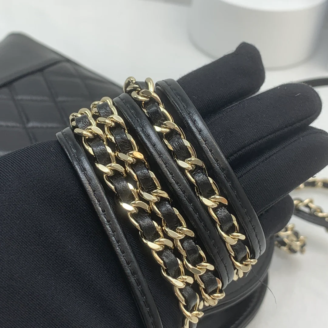 Мини-сумочка Chanel 24c31 из овечьей кожи - черная