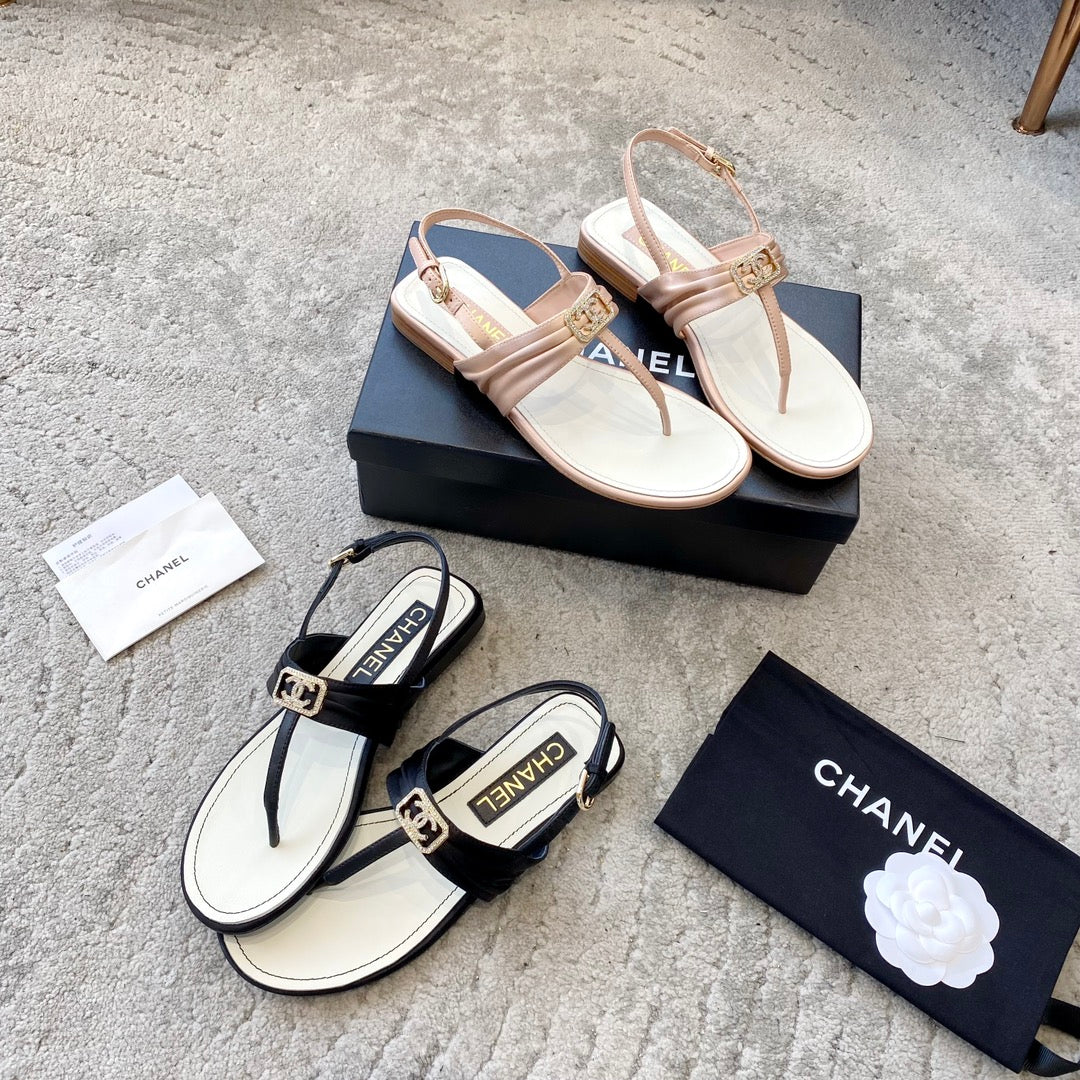 Новинка сезона весна/лето 2023 от Chanel - сандалии с пряжкой C - розовые.