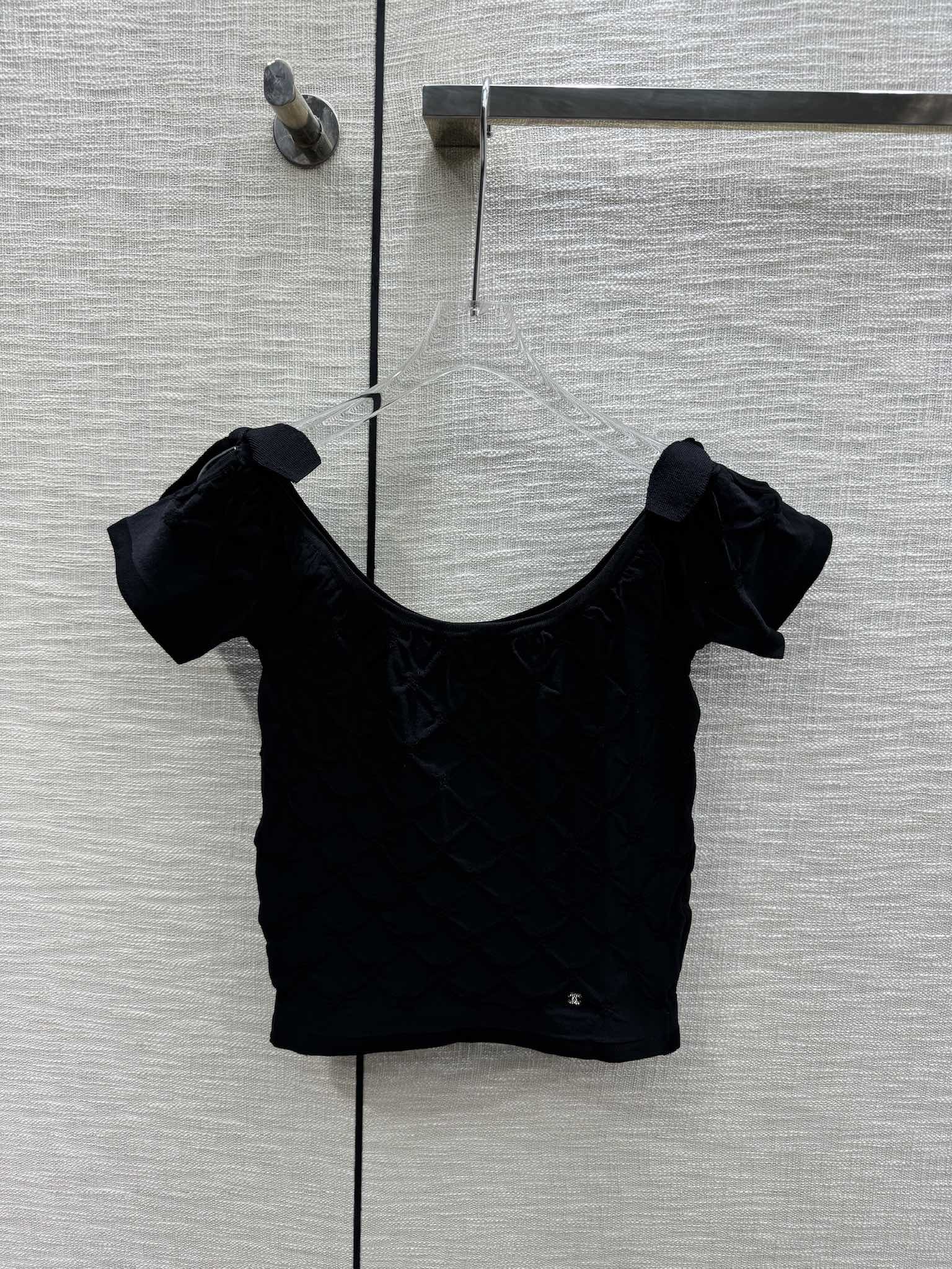 Chanel 2403 - Футболка с коротким рукавом из фактурного трикотажа - Черная