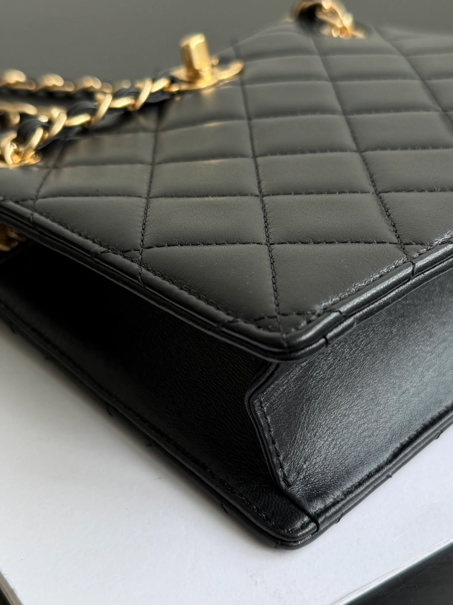 Винтажная квадратная вечерняя сумка Chanel из 24-каратного золота - черная.