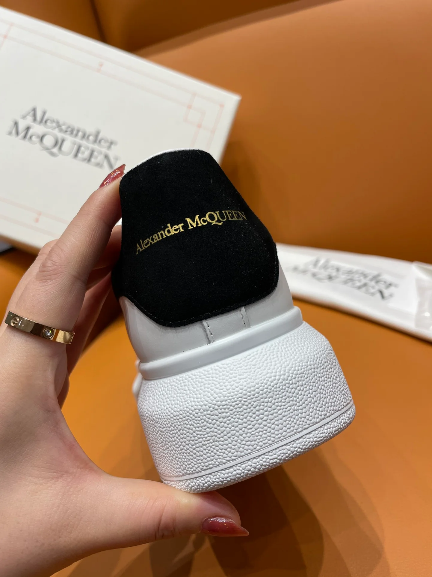 Классические белые кроссовки McQueen - Black Tail - 1