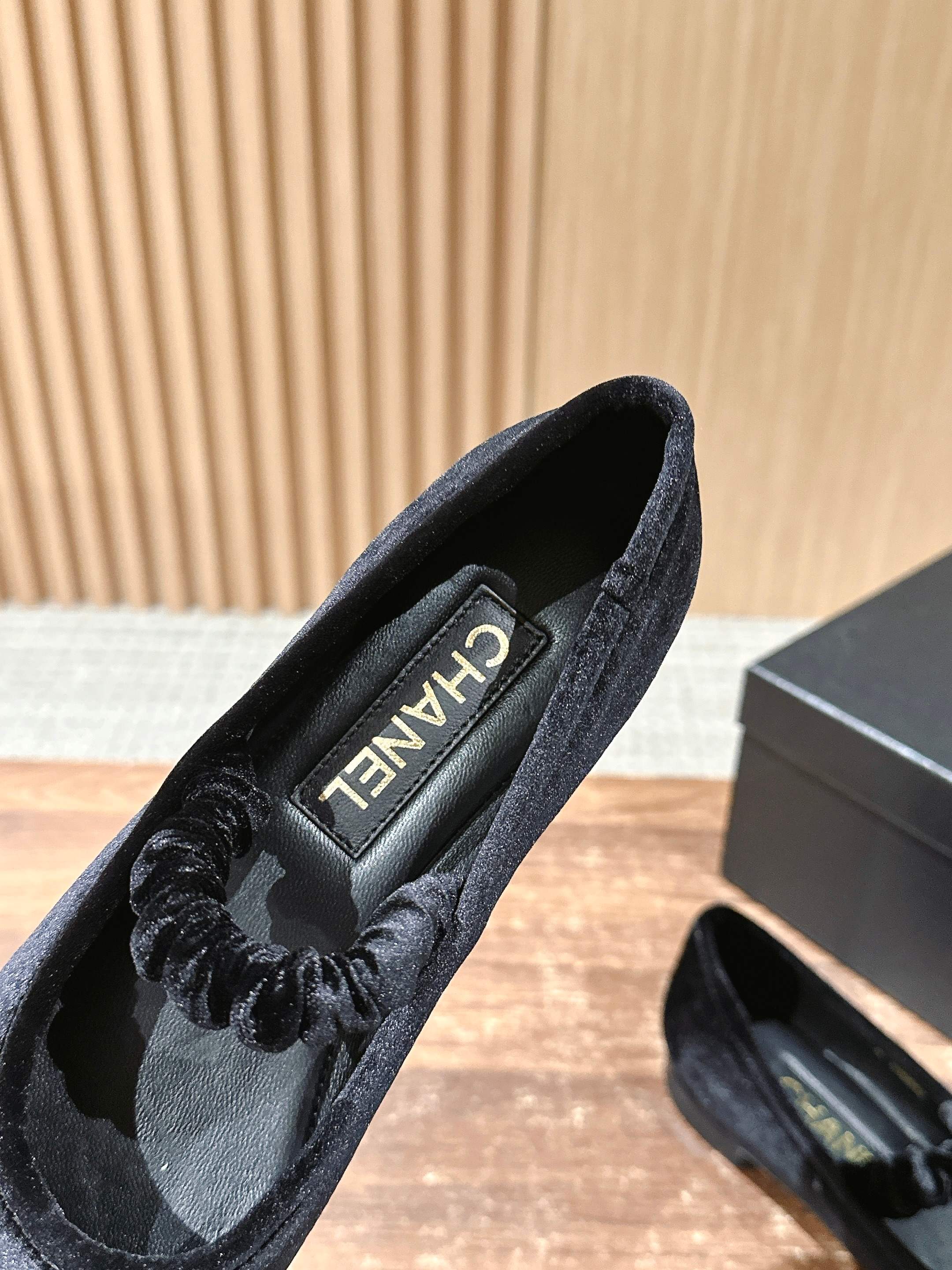 Новинка сезона весна/лето 2025 от Chanel - туфли Мэри Джейн из черной замши.