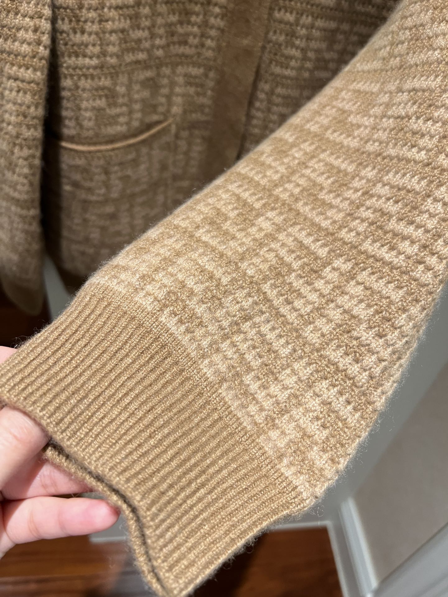 Кардиган Fendi-2403 с V-образным вырезом