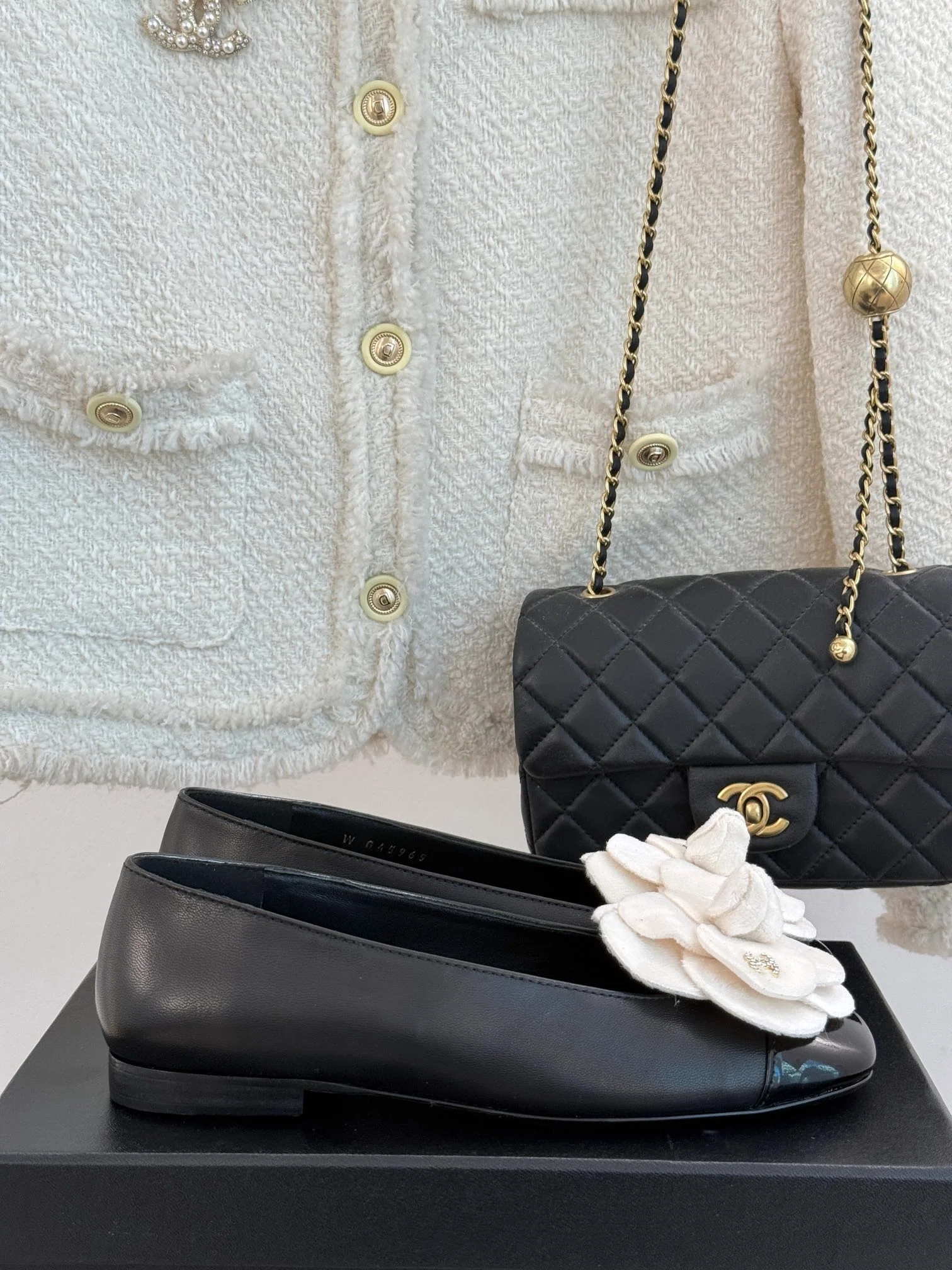 Туфли на низком каблуке Chanel Camellia 2024 — черные