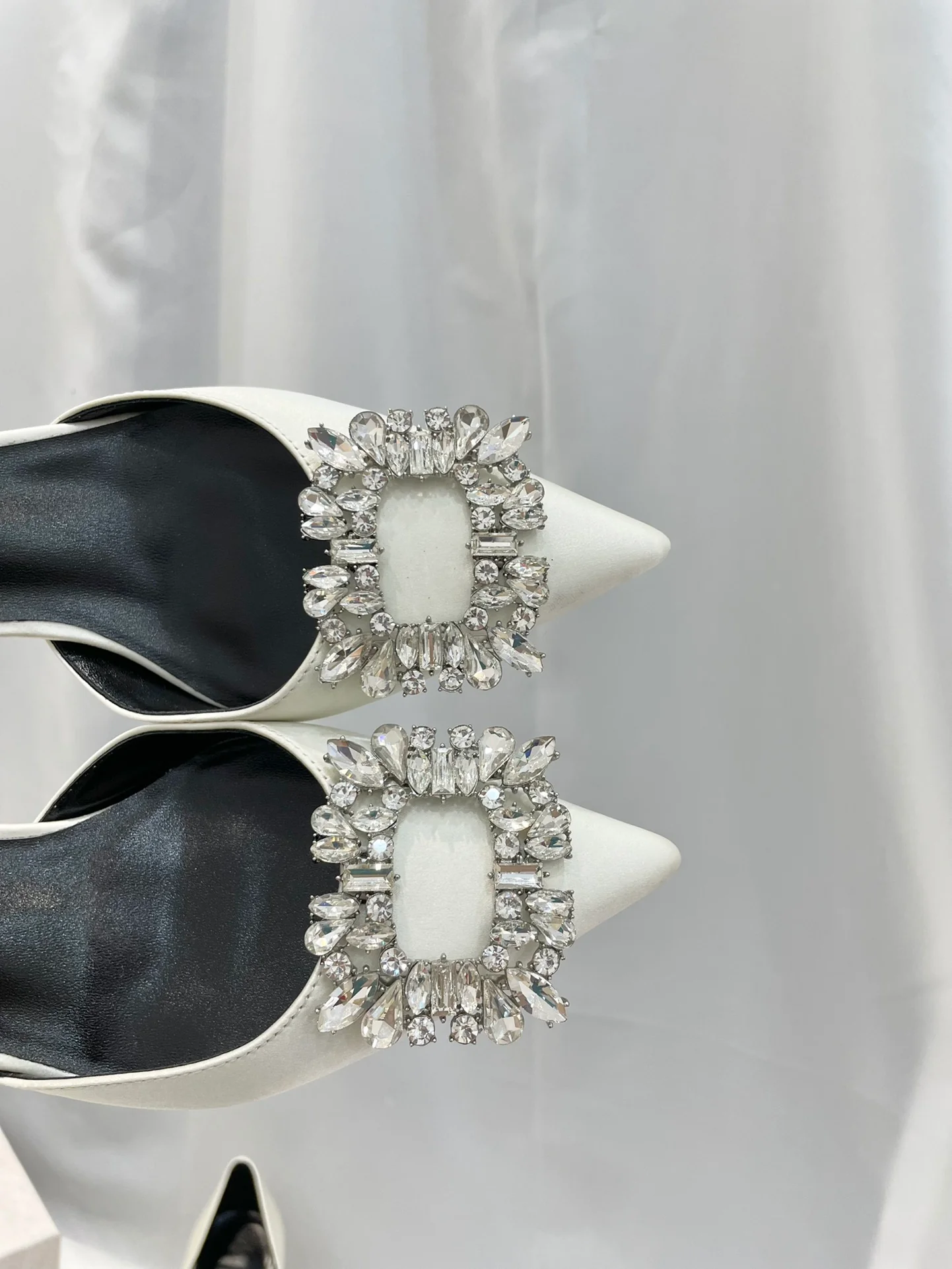 Серия Jimmy Goddess - Туфли на высоком каблуке с бриллиантовой пряжкой - Белые - 1