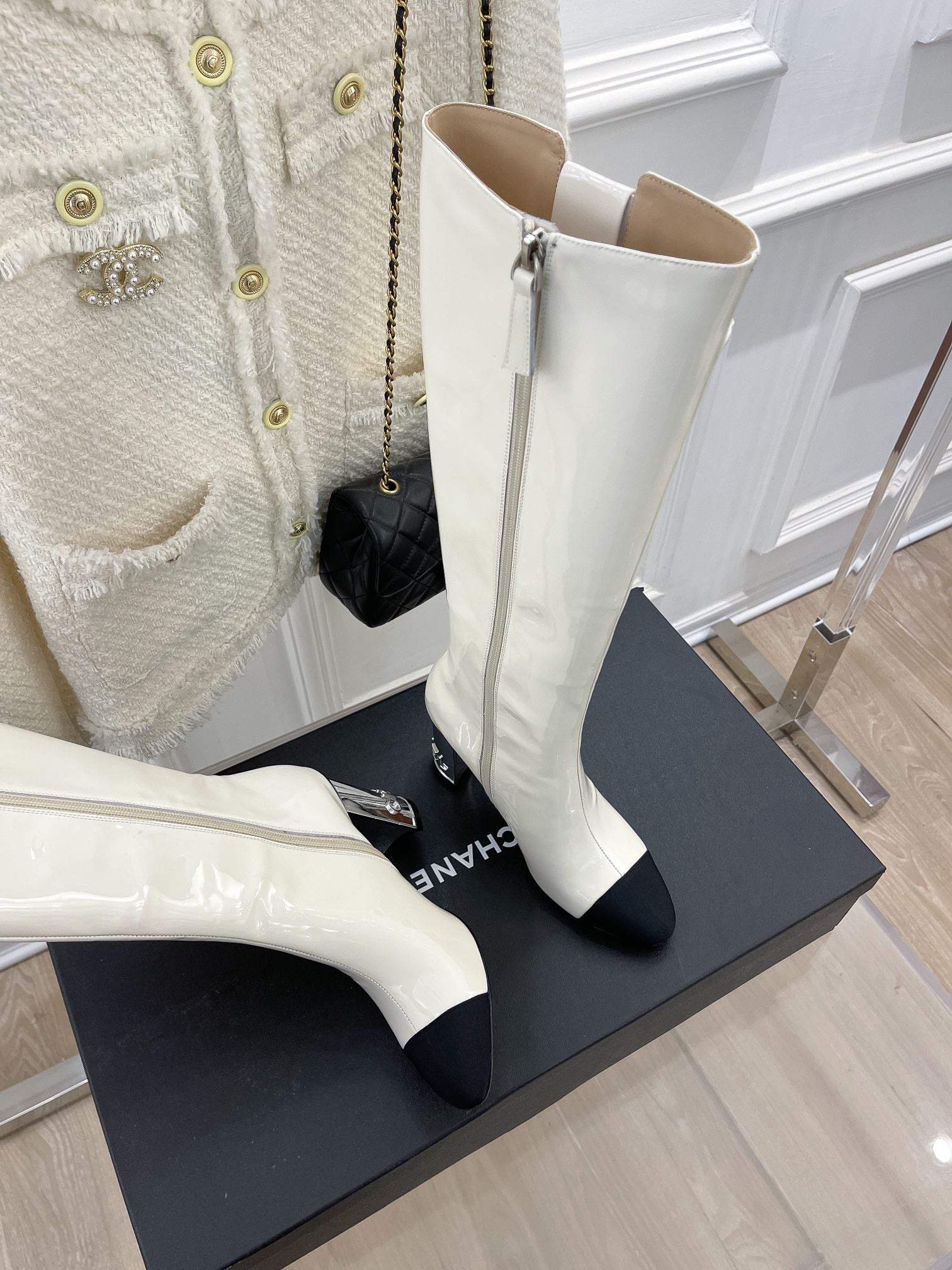 Новинка сезона осень/зима 2022 от Chanel - Сапоги на высоком каблуке - Белые