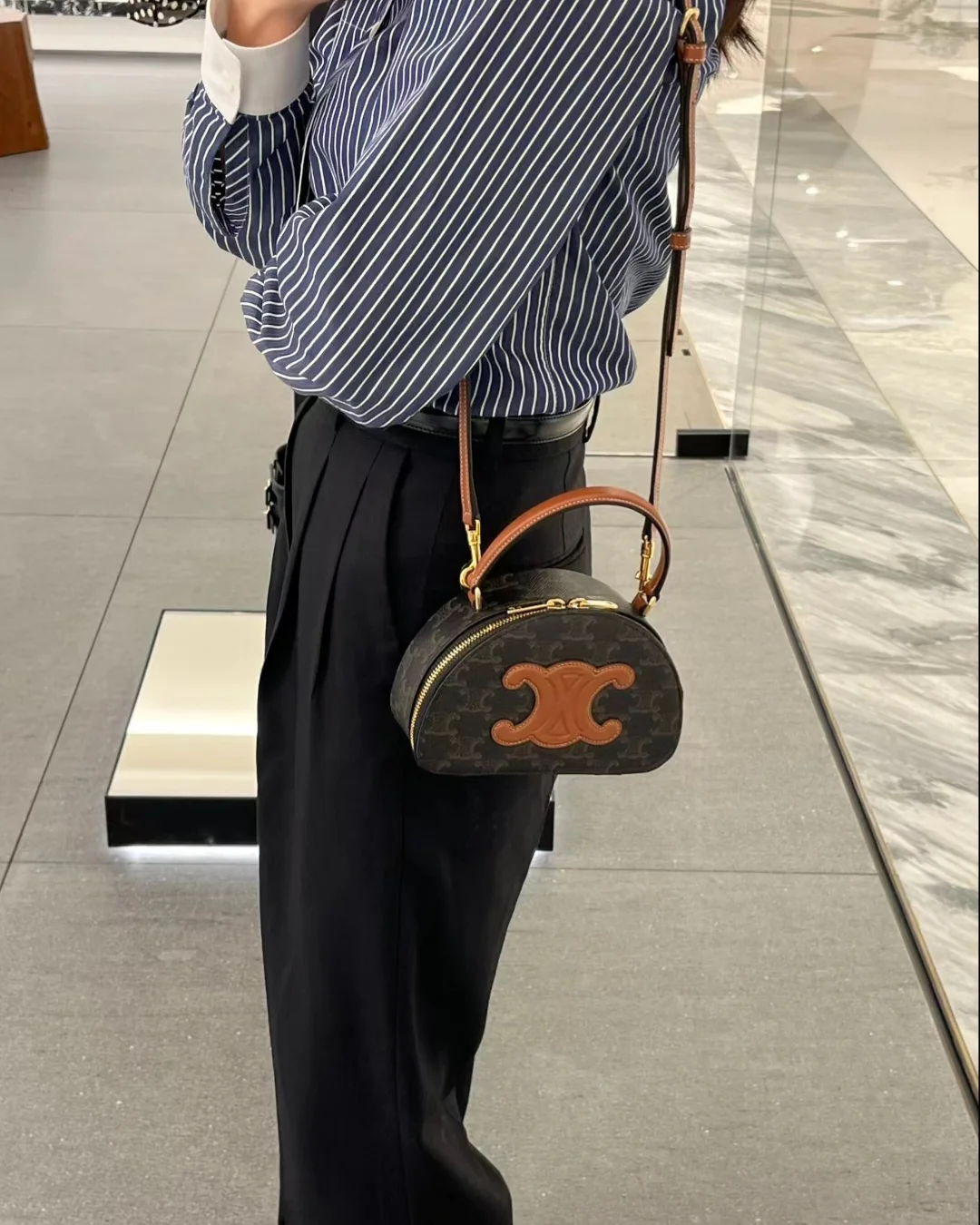 Celine - сумка ?Полумесяц? из телячьей кожи