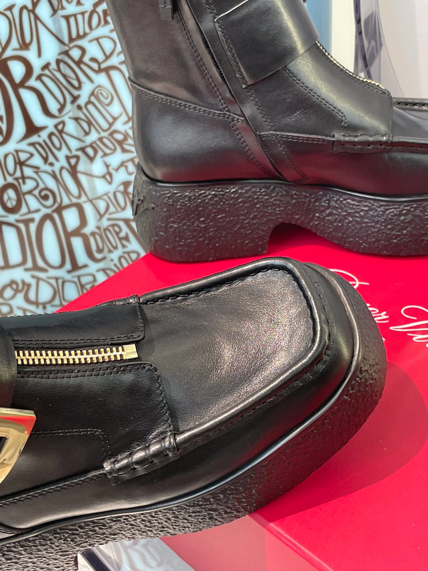 Кожаные ботинки на платформе с застежкой-молнией и металлической пряжкой - 1