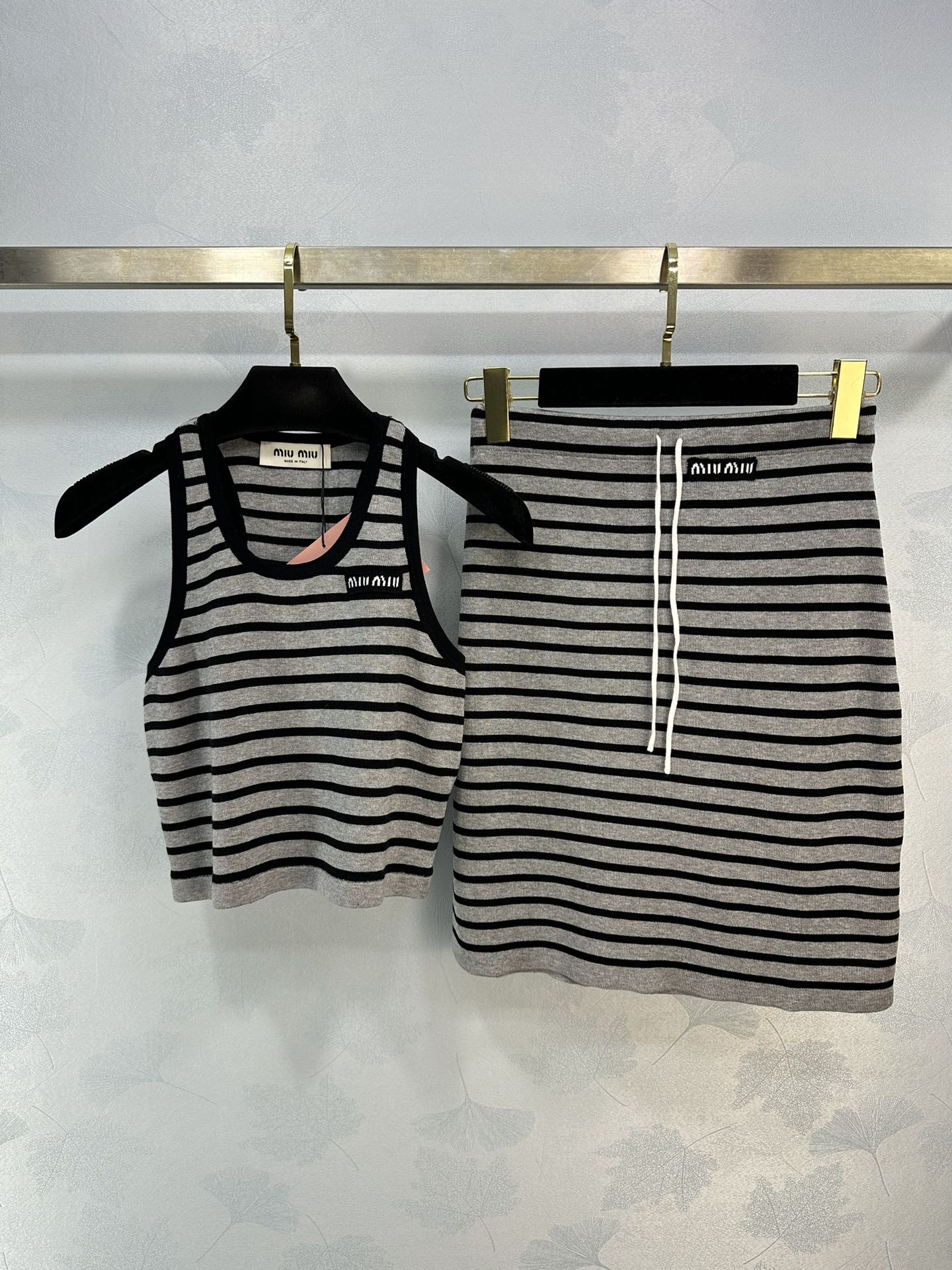 Miu Miu-2404 - Новый вязаный комплект из жилета и кардигана из коллекции 