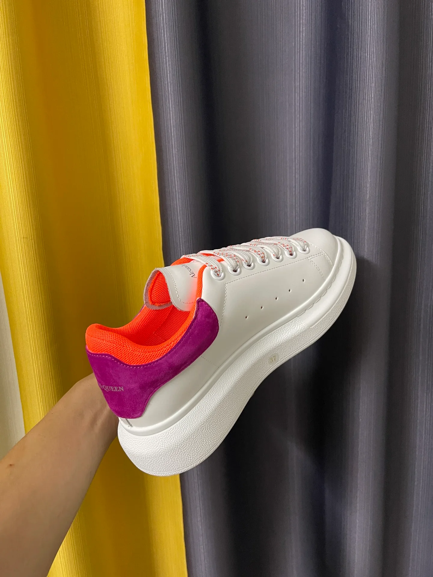 Классические белые кроссовки McQueen - унисекс - розово-красный бархатный каблук - оранжевая подкладка