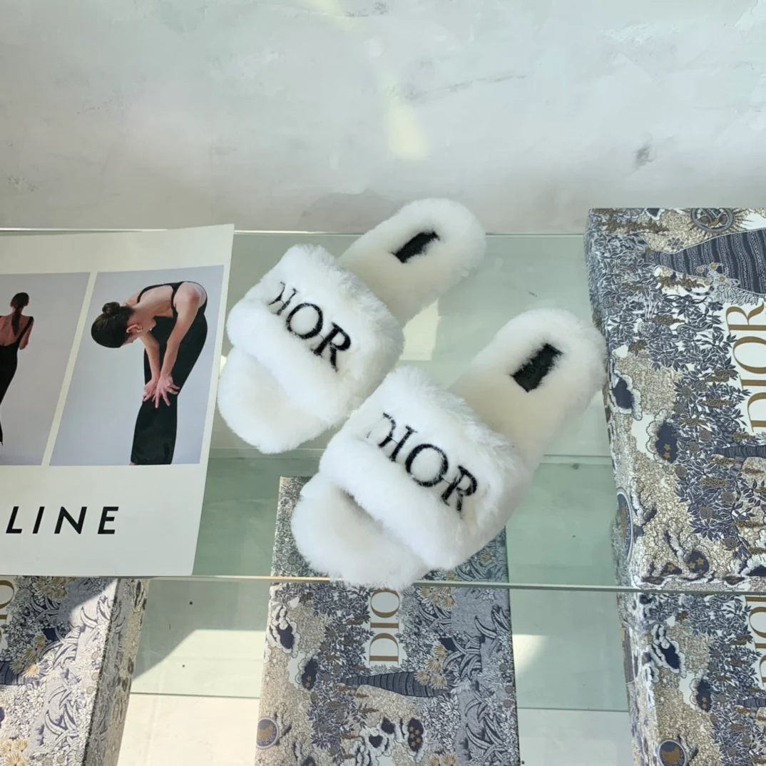 Dior - Шерстяные меховые тапочки - Белые