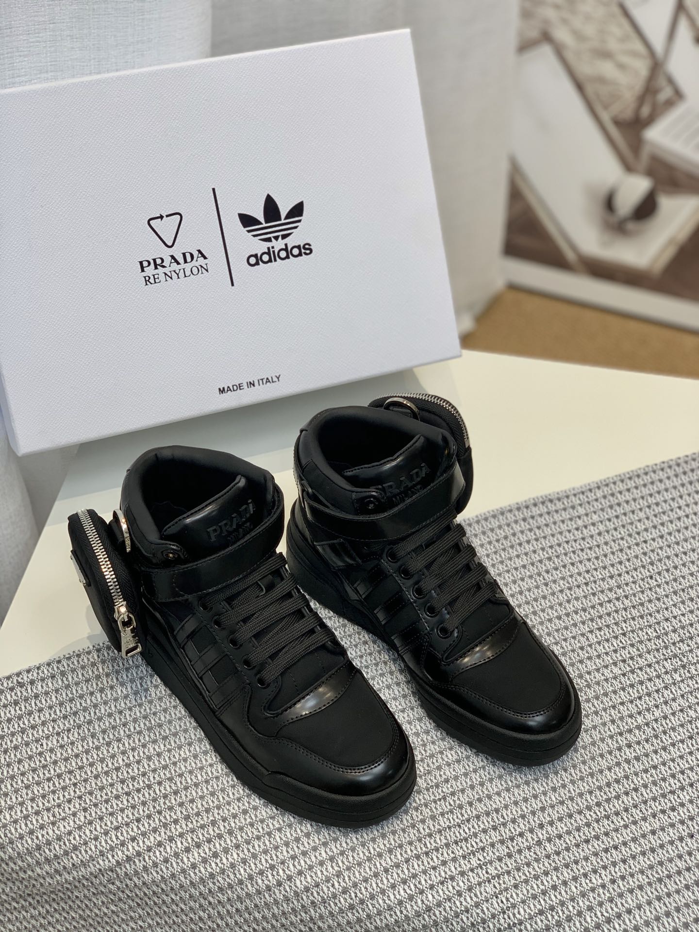 Обувь Prada - результат сотрудничества Prada и Adidas - спортивная и повседневная обувь - черная