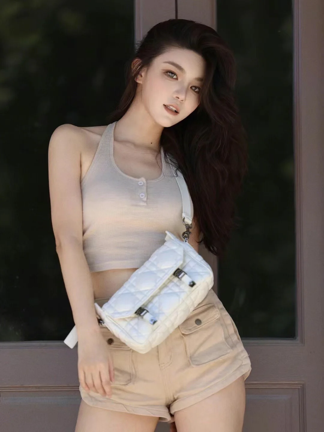 Сумка-мессенджер Dior Camp Cannage - Маленькая - Белая - На фото в одежде