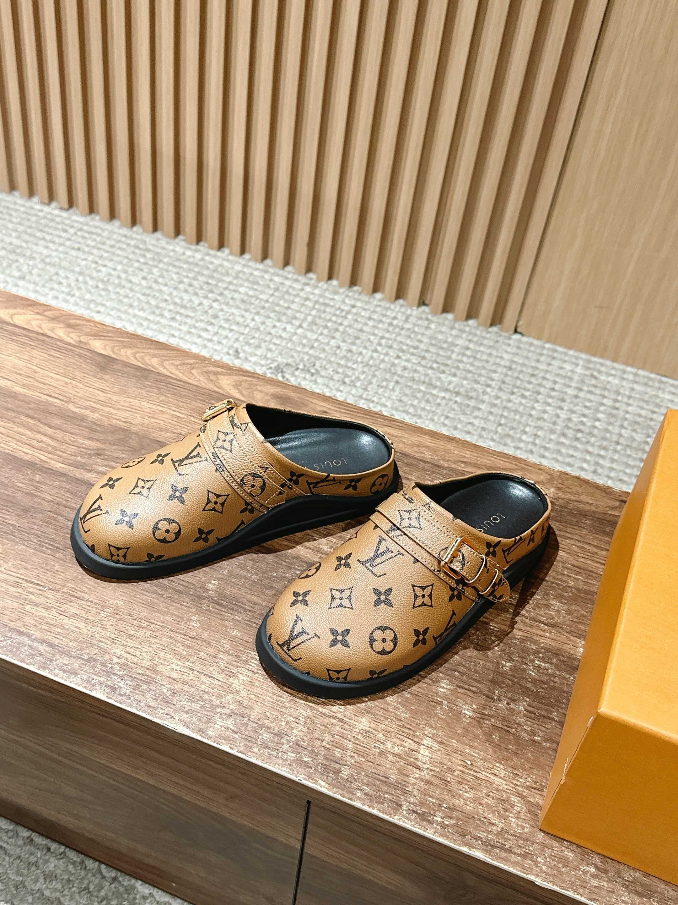 Новинка LV 2025 - Обувь Birkenstock - Монограммный узор - Светло-коричневый