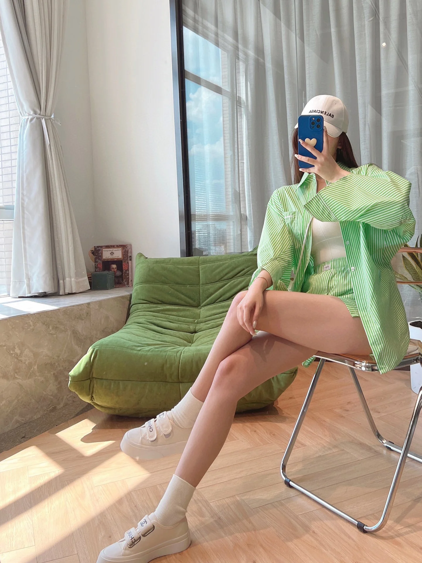 Новинка сезона осень/зима 2022 от Chanel - повседневные туфли на платформе с застежкой-липучкой - фото на теле - белые.