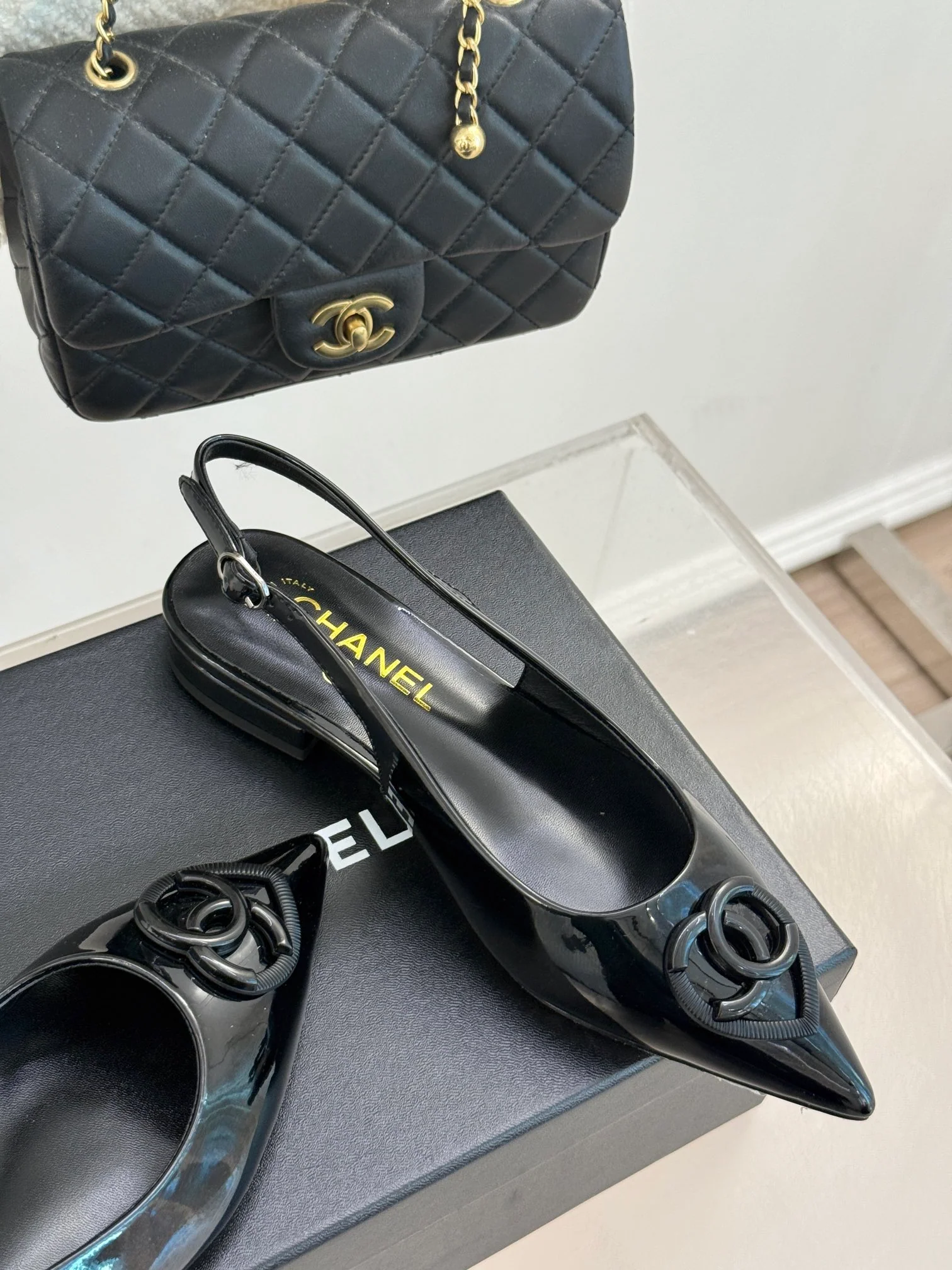 Сандалии Chanel 2024 с острым носком в форме сердца на низком каблуке - Черные - 1