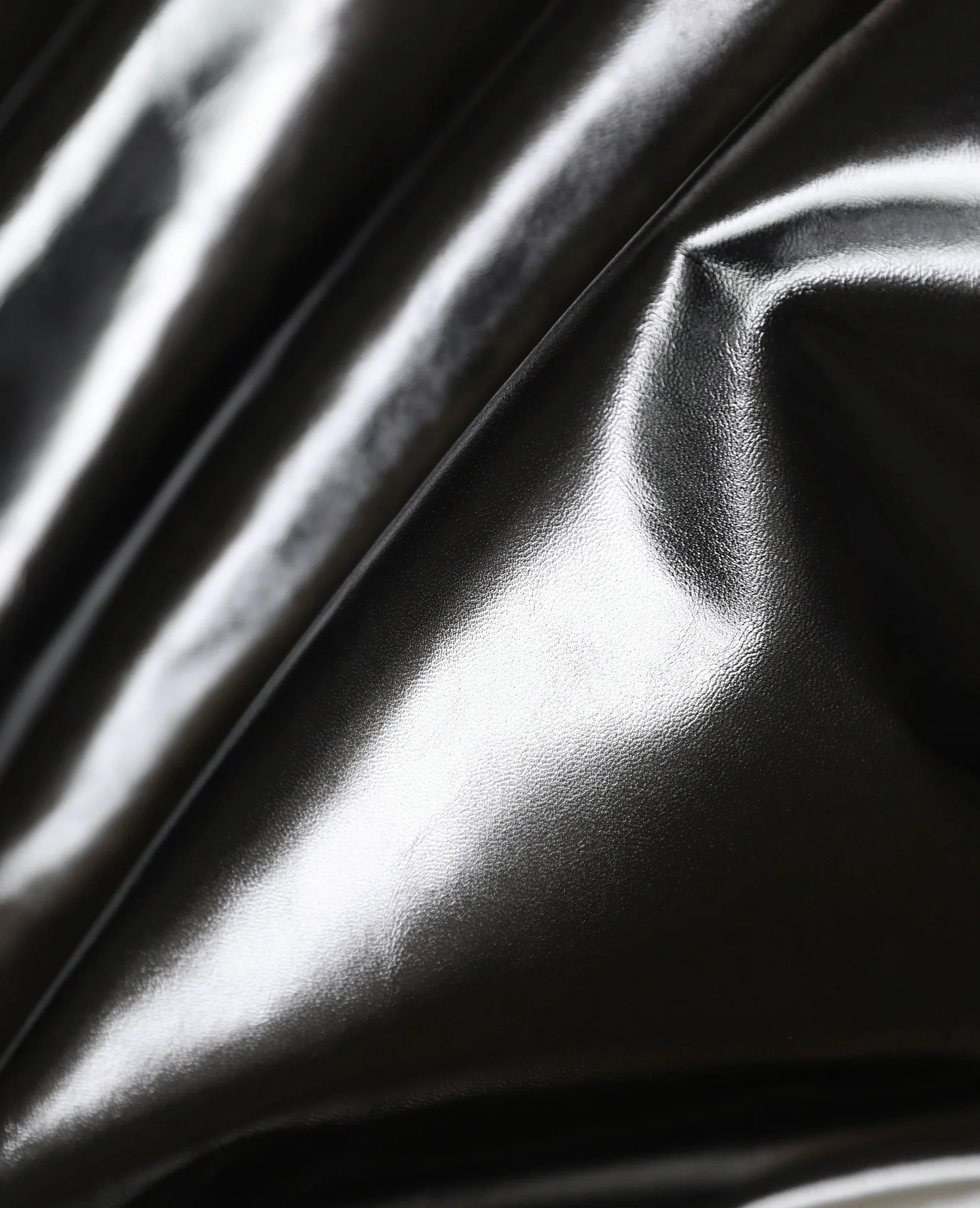 Маленькая черная сумка Chanel с клапаном и поворотной ручкой.