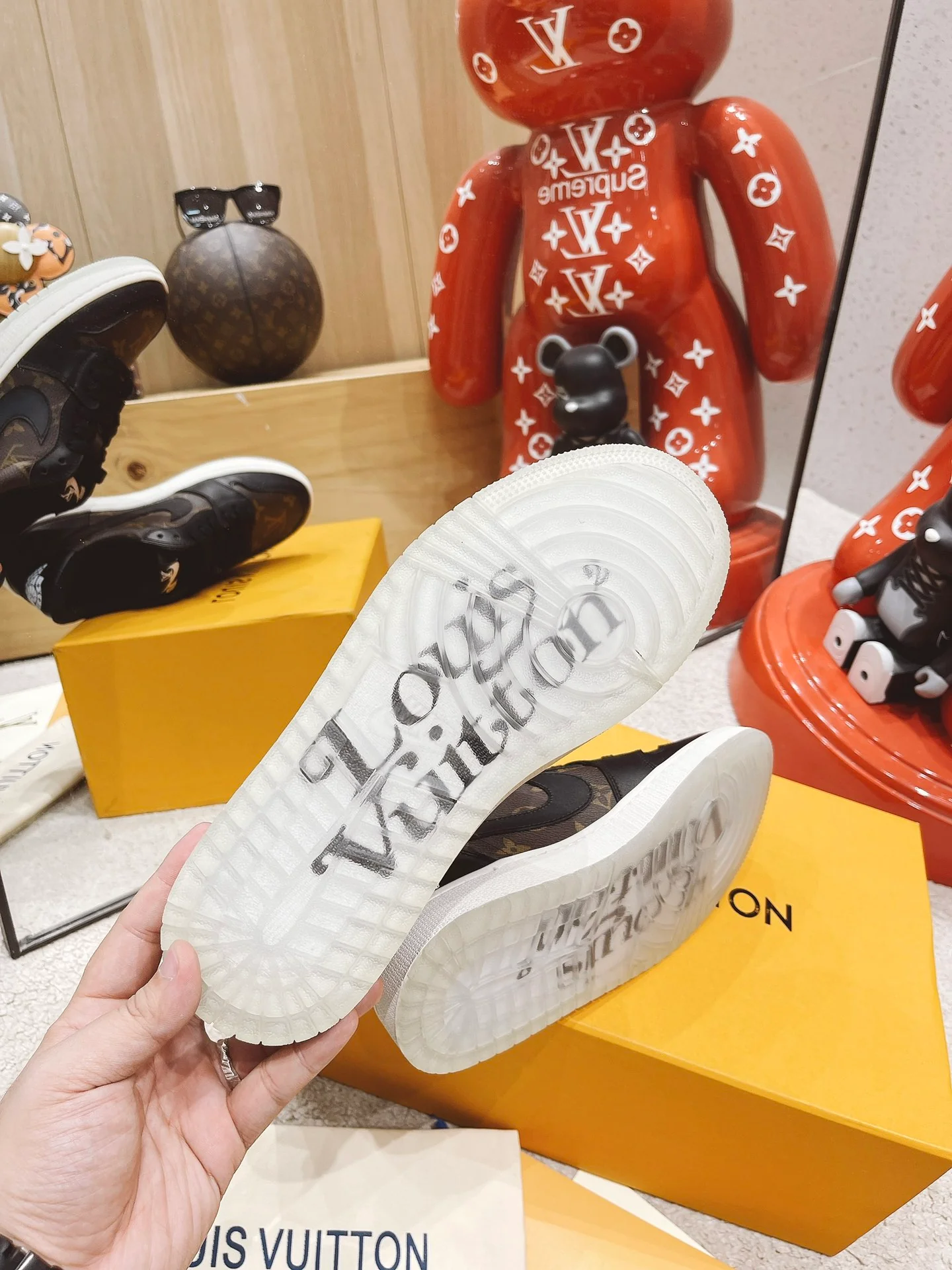 Обувь LV - обувь, созданная в рамках сотрудничества LV и Nike.