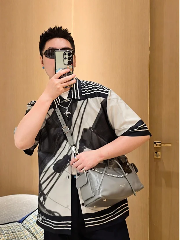 LV-m24861-carryall-cargo-vibe-pm handbag-grey