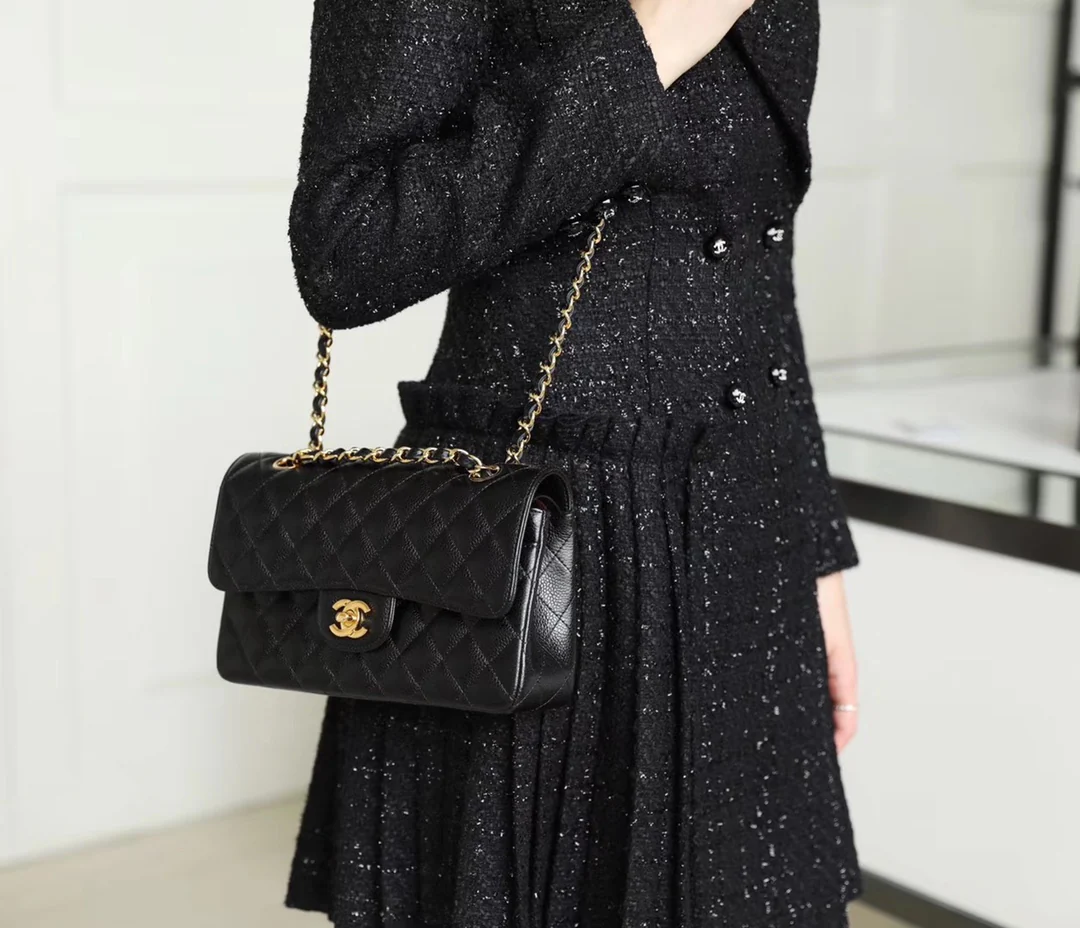 Chanel - Икра - Сумка CF - Черная с золотой фурнитурой - 23 см