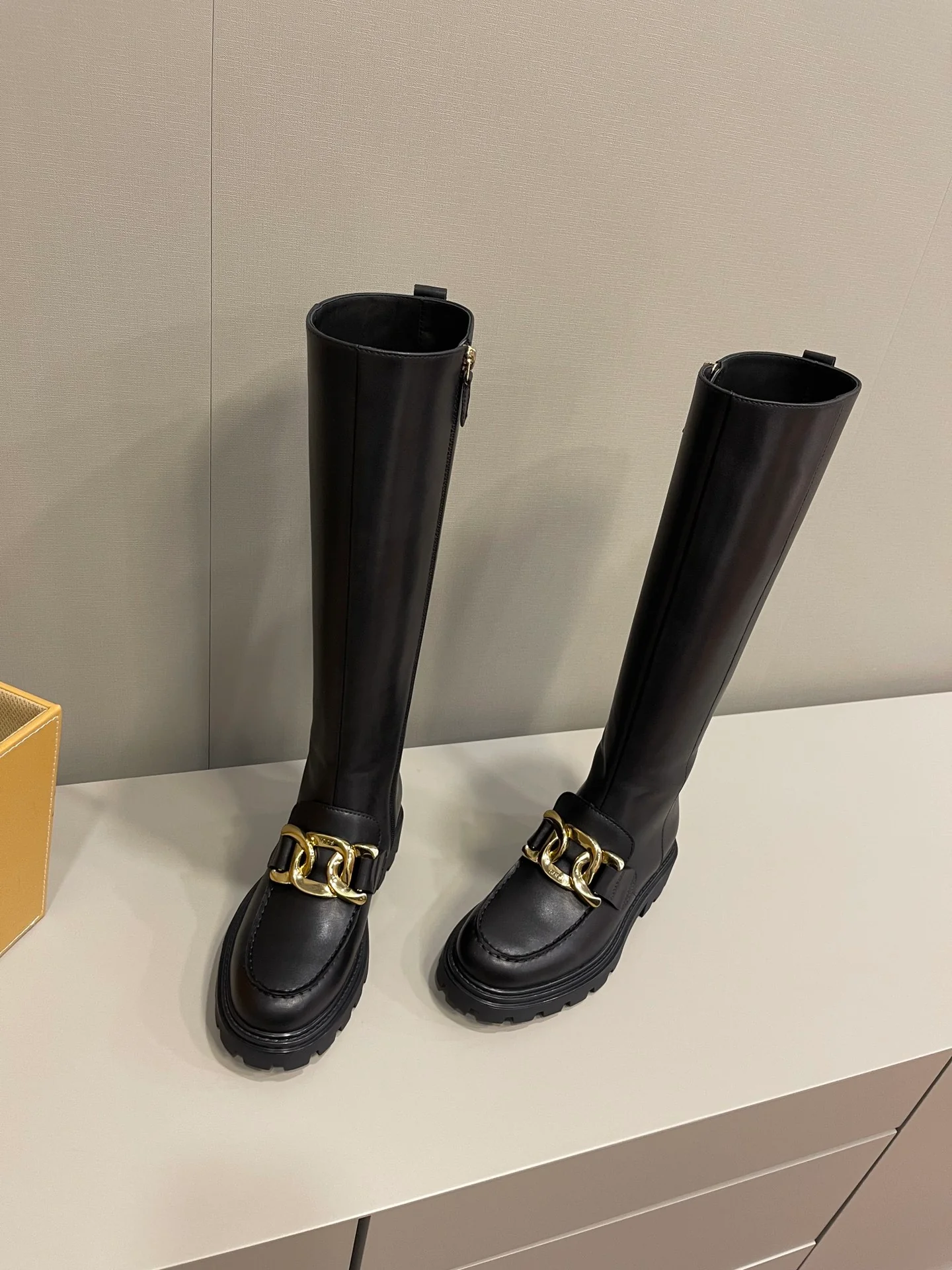 Новые ботинки Tods для ранней весны 2022 года.