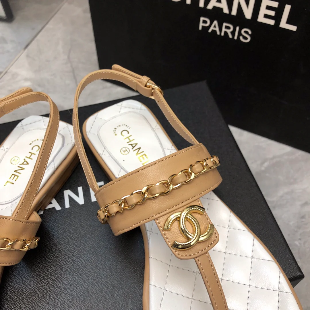 Новинка сезона весна/лето 2023 от Chanel - Классические сандалии с цепочкой и Т-образным ремешком - Белый/Абрикосовый