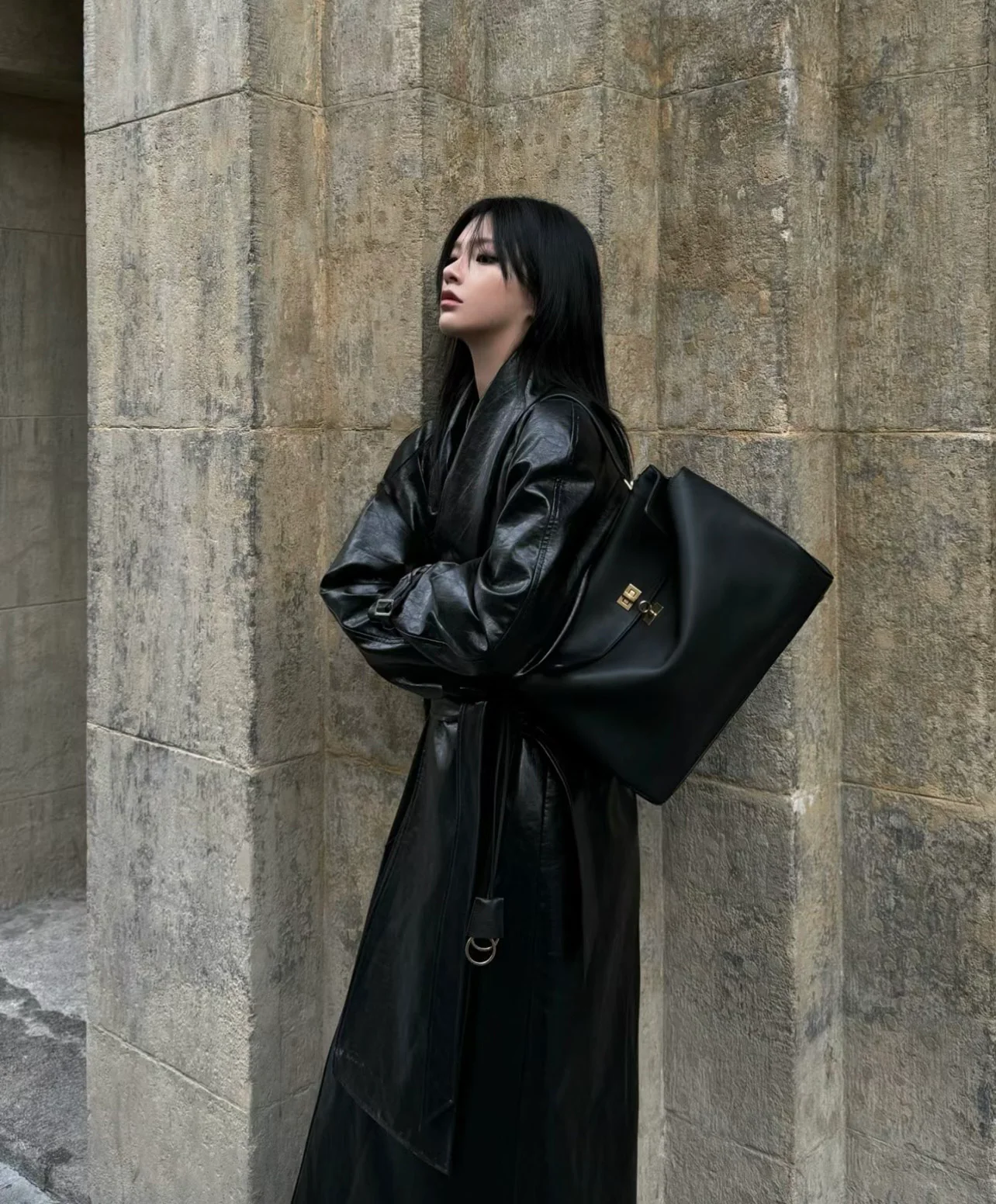 Сумка Balenciaga Rodeo - длина 39,8 см - черная с серебристой фурнитурой.