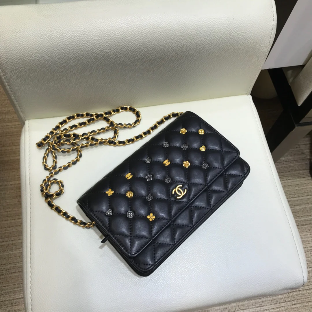 Chanel - Коллекция маленьких значков WOC