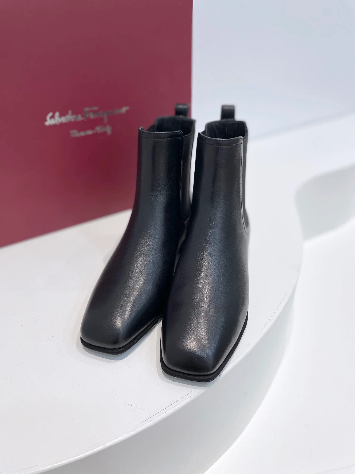 Salvatore Ferragamo - Новинка сезона осень/зима 2022 - Ботинки челси в стиле ретро - Черные