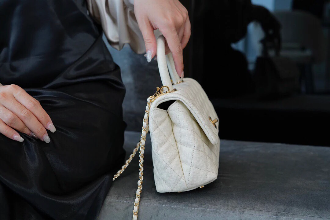 Сумка Chanel Coco Handle - белая с застежкой из светлого золота, маленький размер.