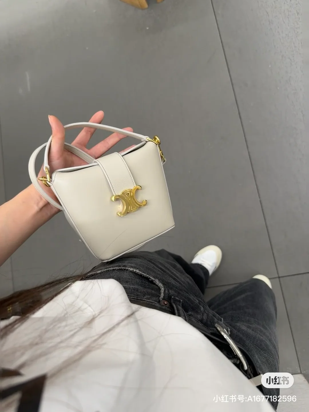 Миниатюрная кожаная сумка-ведро Celine Triomphe - белая