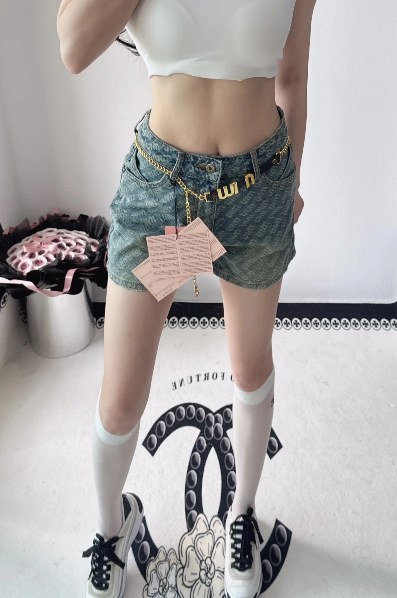 Джинсовые шорты Miu Miu-2404 с высокой талией и логотипом.