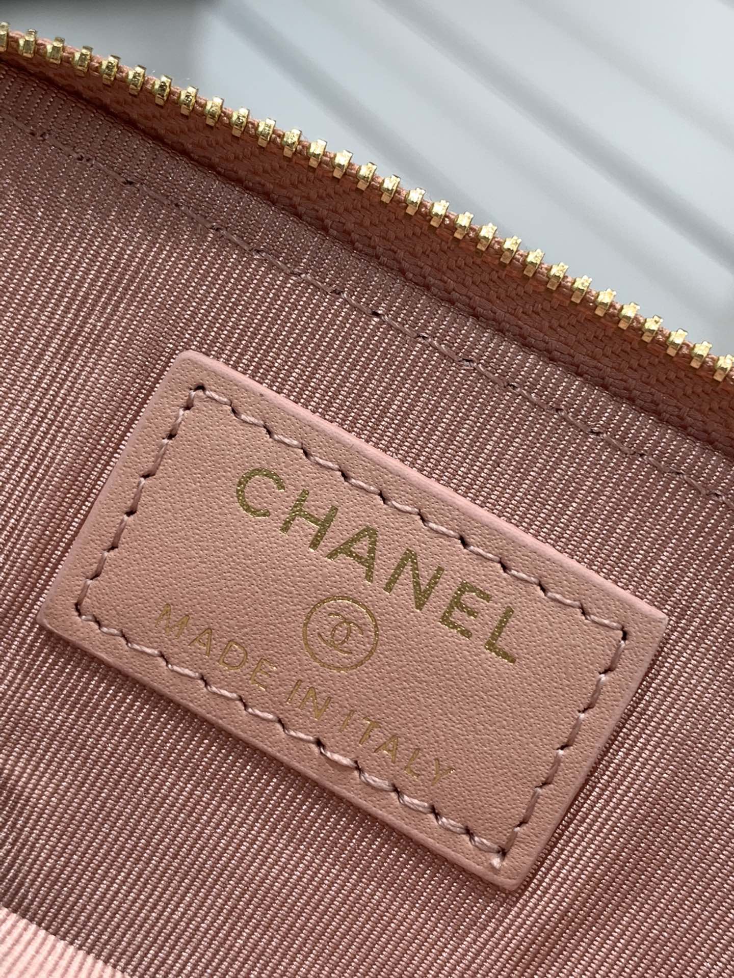 Монетоприемник Chanel 22s с пряжкой и стразами - розовый