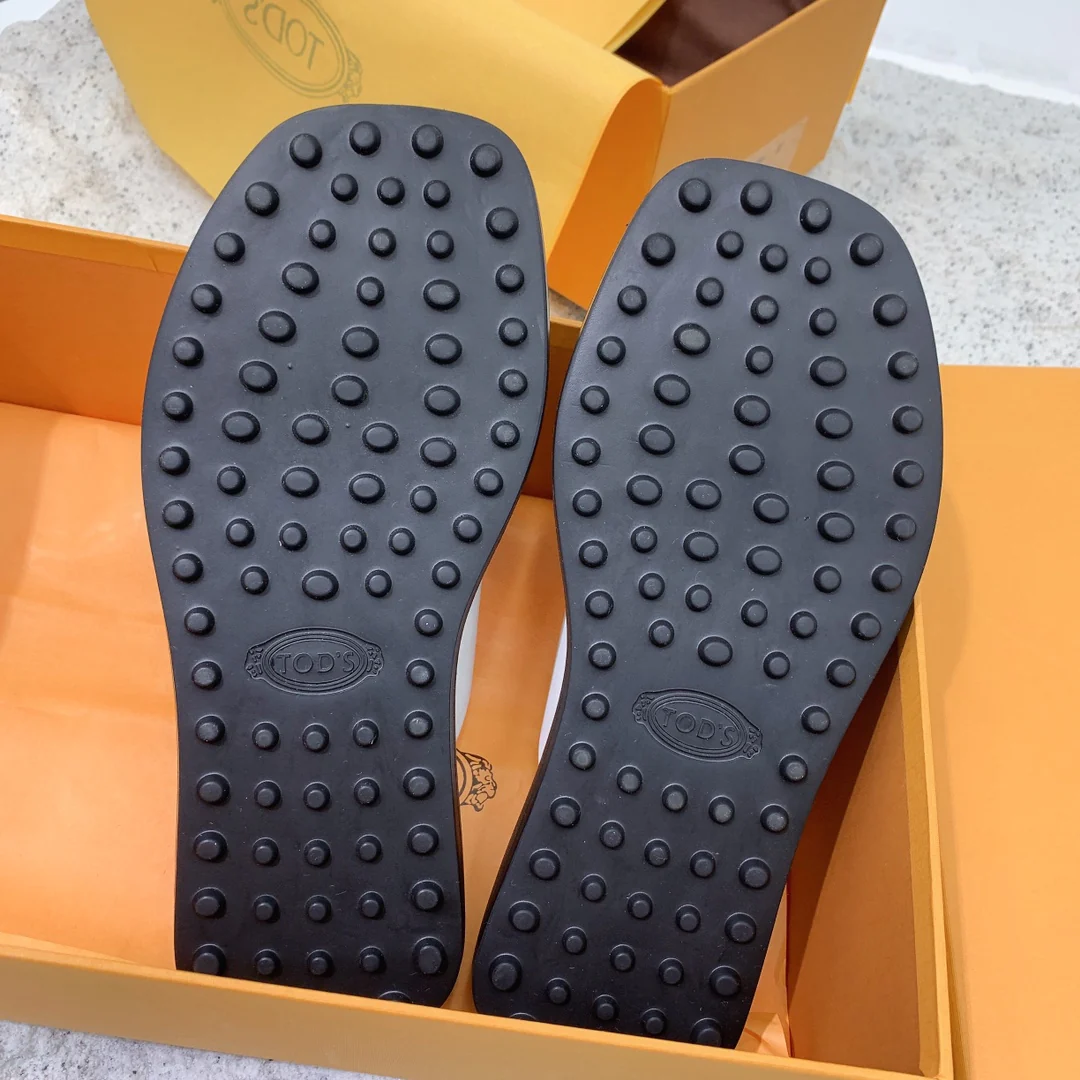 Весенне-летняя коллекция Tods: сандалии/тапочки на платформе.