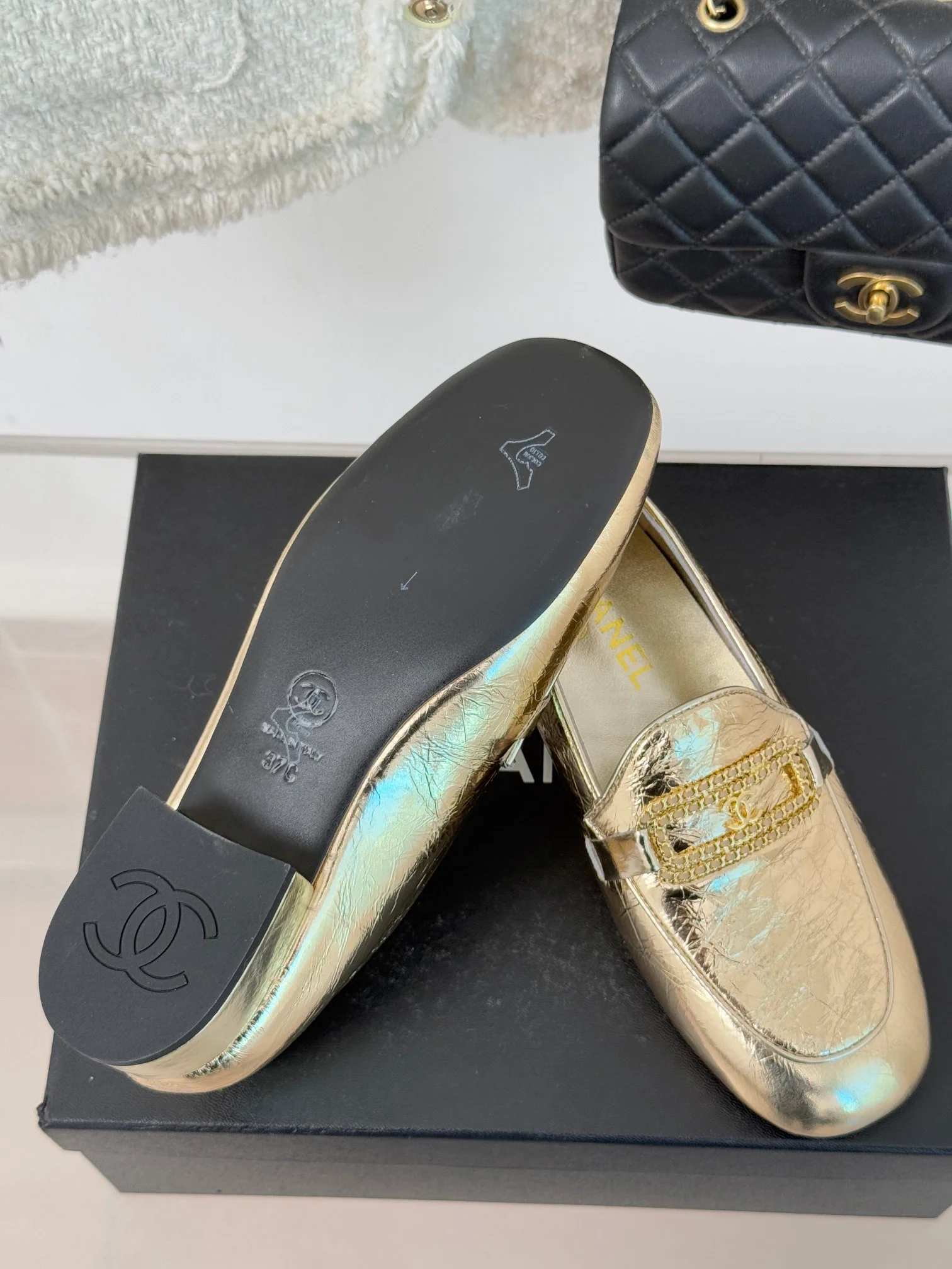 Лоферы Chanel 2024 с двойной цепочкой и пряжкой - золотистые