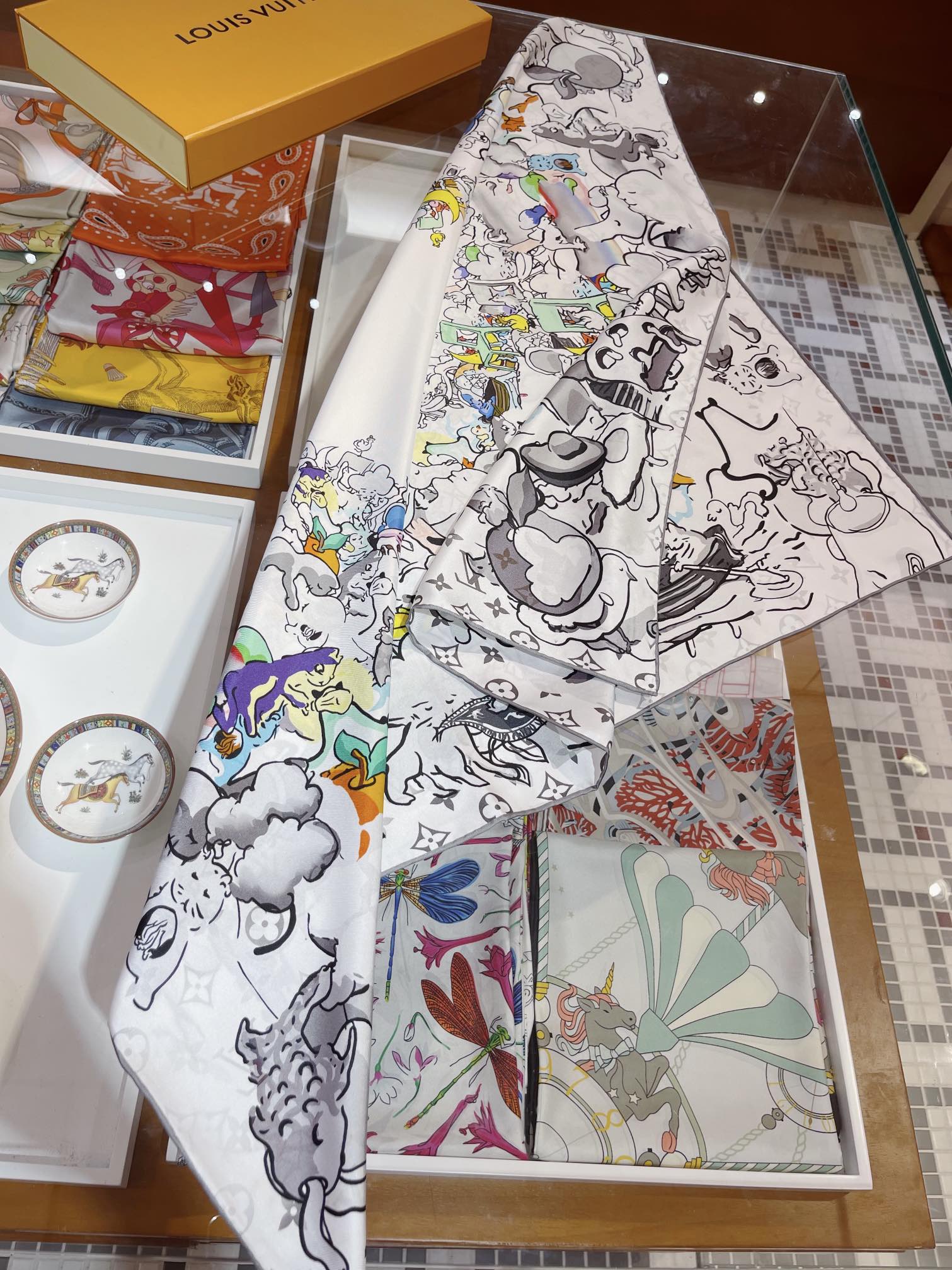 LV - Шелковый шарф коллекционного издания