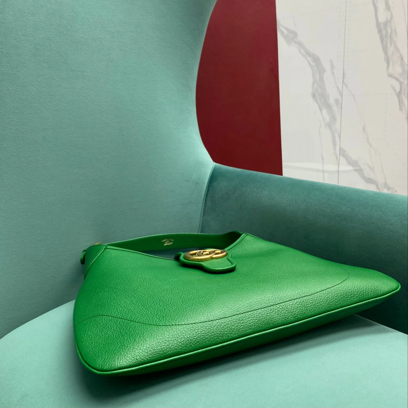 Весенняя коллекция Gucci 2023 — сумка через плечо ?Полумесяц?