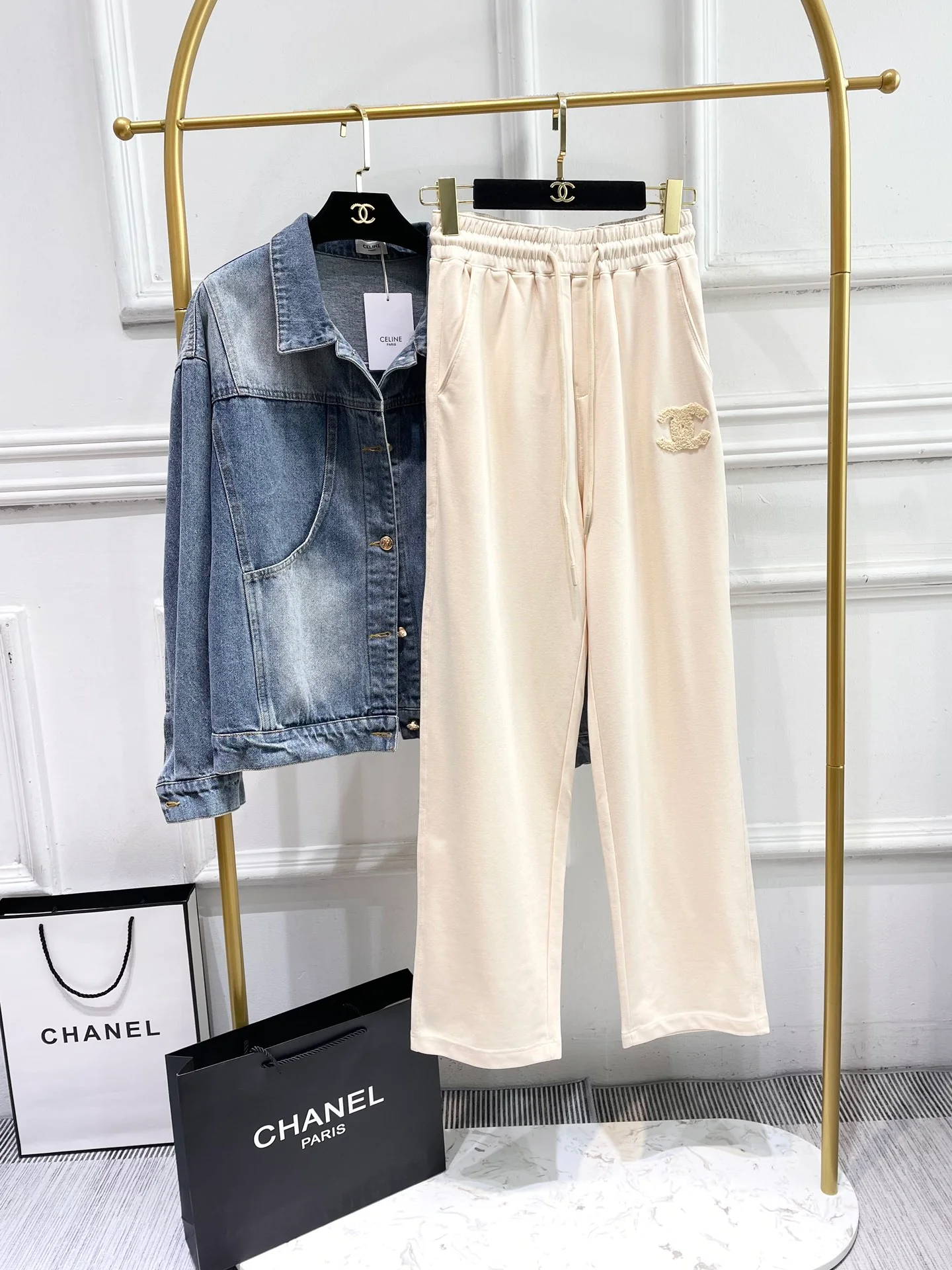 Спортивные брюки Chanel 2403 с 3D-логотипом - белые