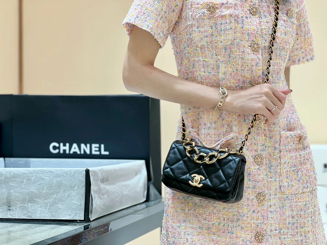 Коллекция Chanel 2022 Métiers d'Art — Сумка-гармошка на массивной цепочке — Мини