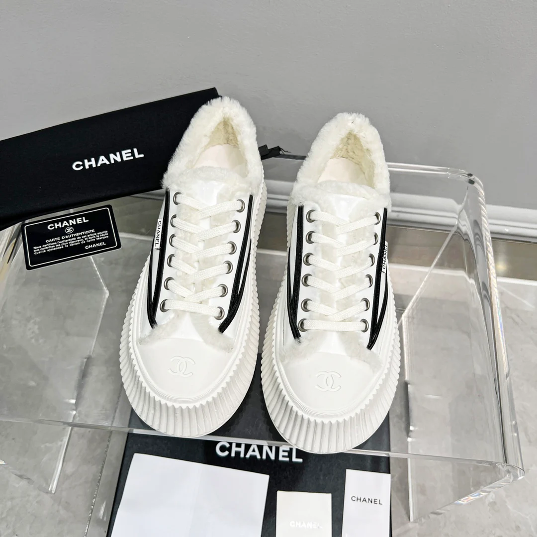 Весенняя коллекция Chanel 2022 — Пушистые повседневные туфли на платформе — Белые