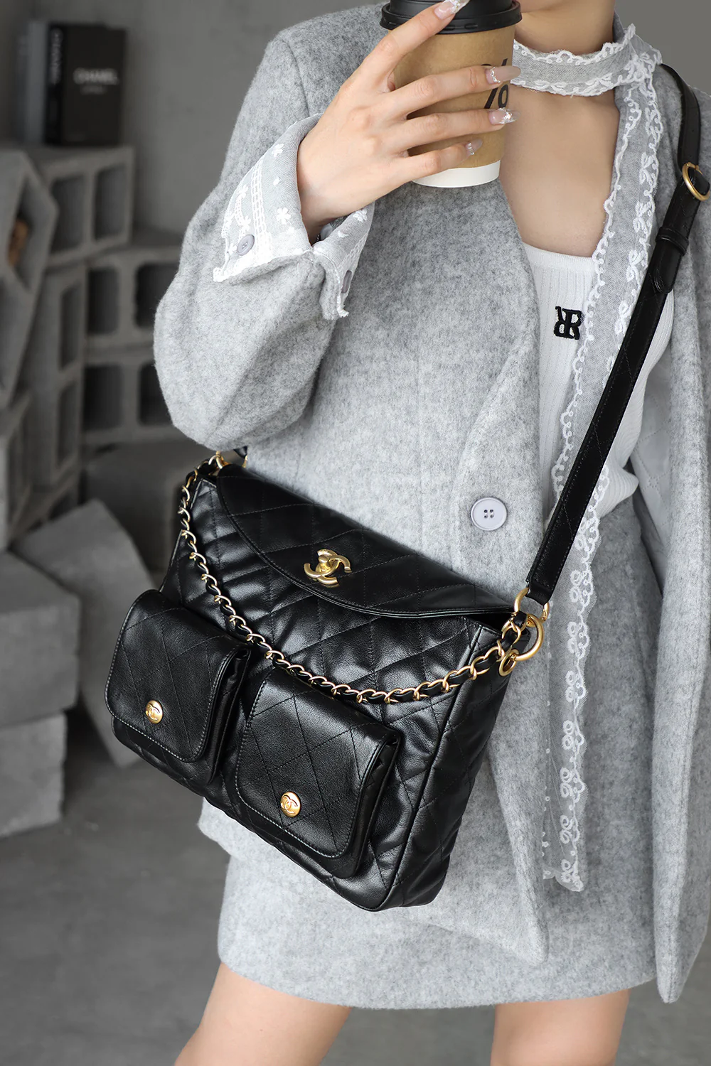 Сумка-хобо Chanel 24p Messenger, маленькая, черная, с золотой пряжкой.