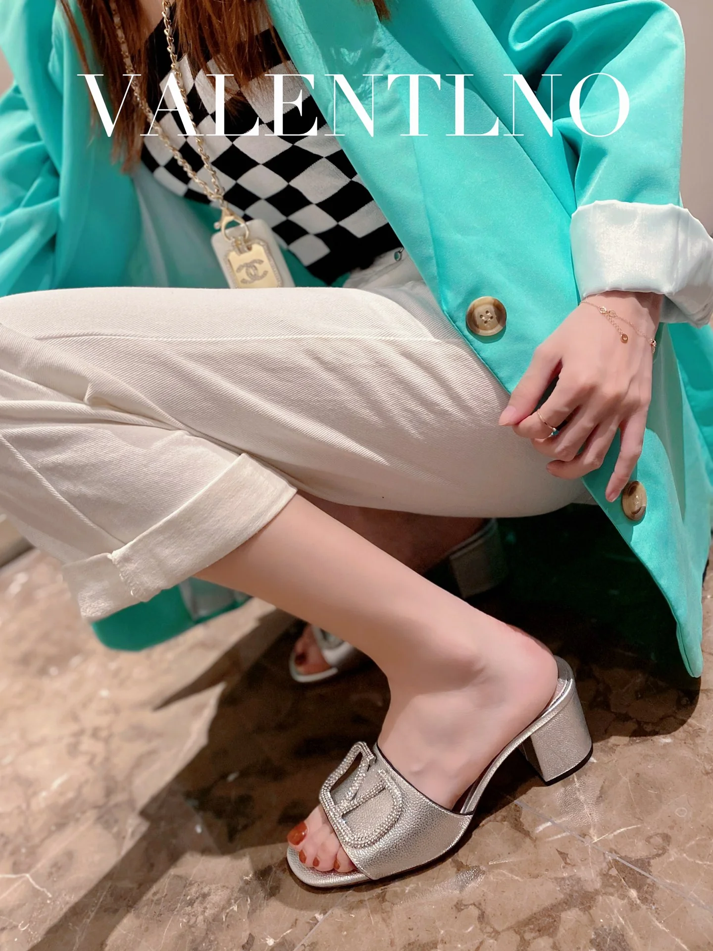 Valentino - Серебристые босоножки на массивном каблуке