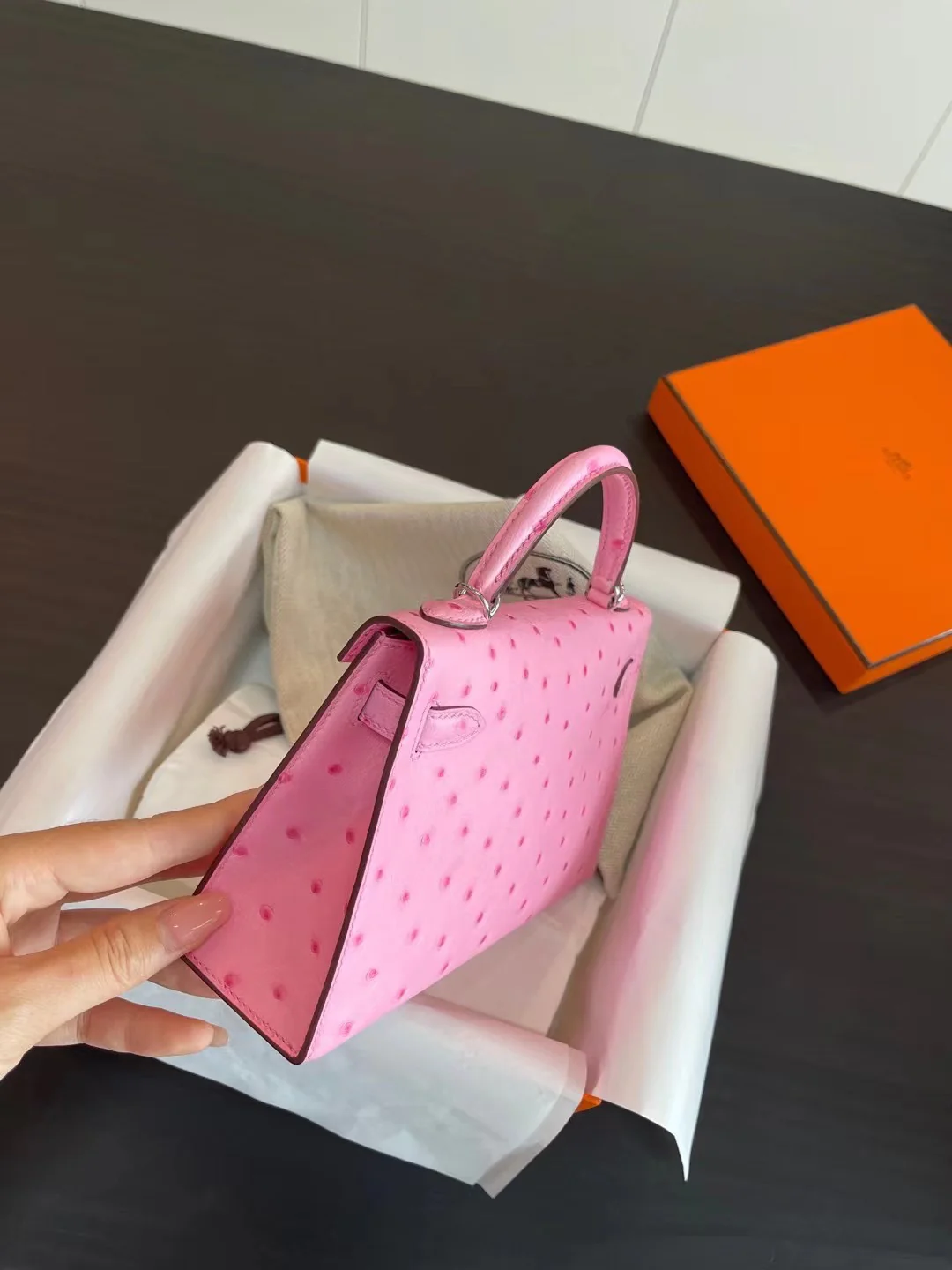 Миниатюрная пряжка Hermes Kelly Mini 2nd Generation из страусиной кожи с эффектом ?пузырьковой пудры?